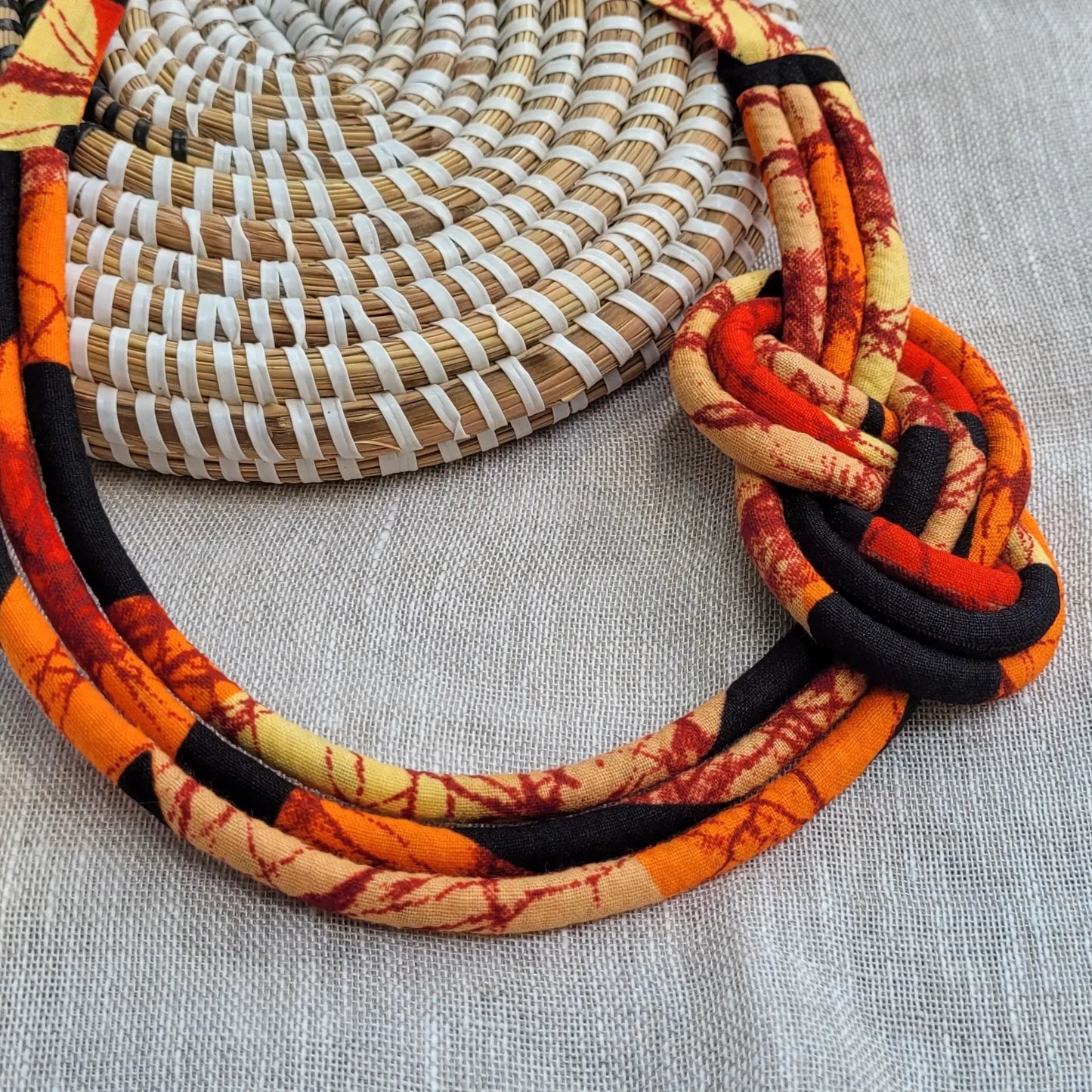 collier en tissu Banel, un collier coloré fait artisanalement à Dakar
