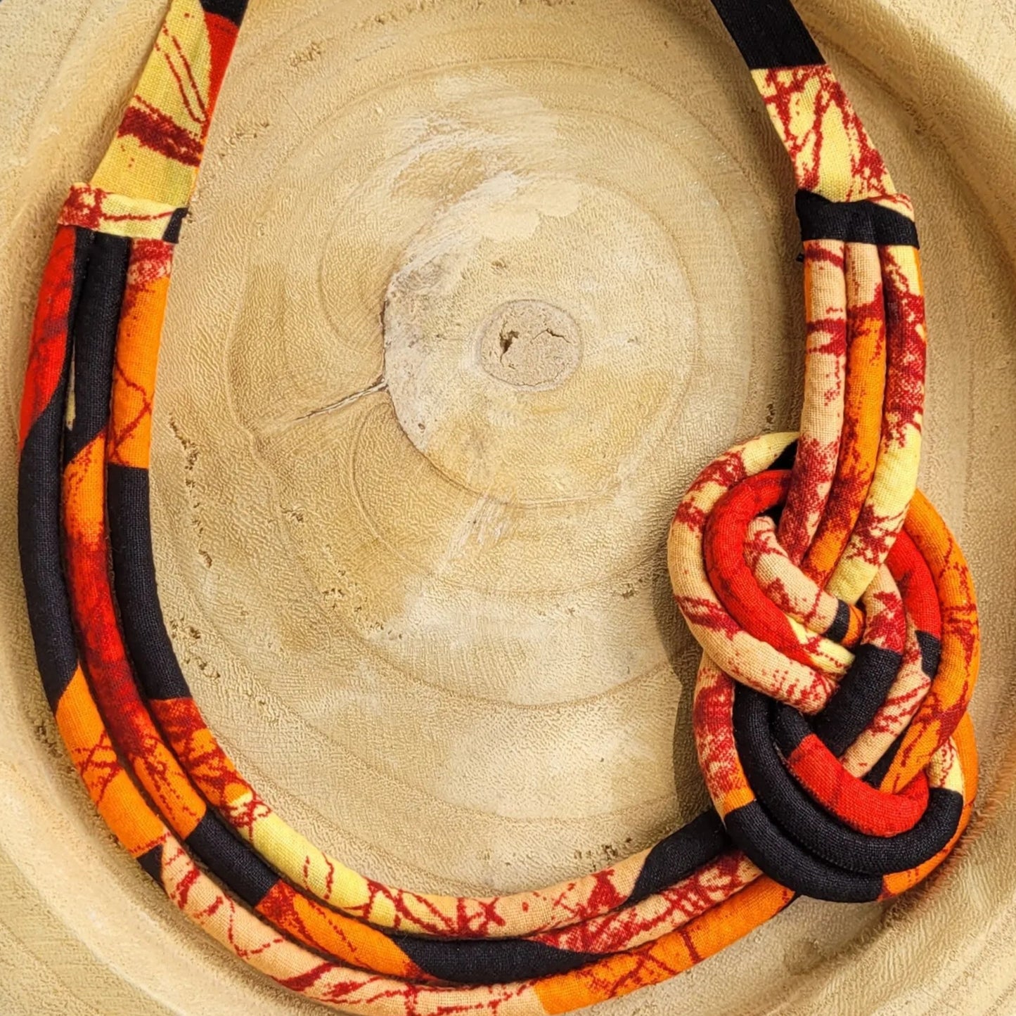 collier en tissu Banel, un collier coloré composé de trois rangs de cordons recouverts de tissu wax entrelacés