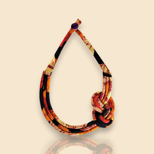 collier en tissu Banel, un collier ethnique chic en wax noir et orangé
