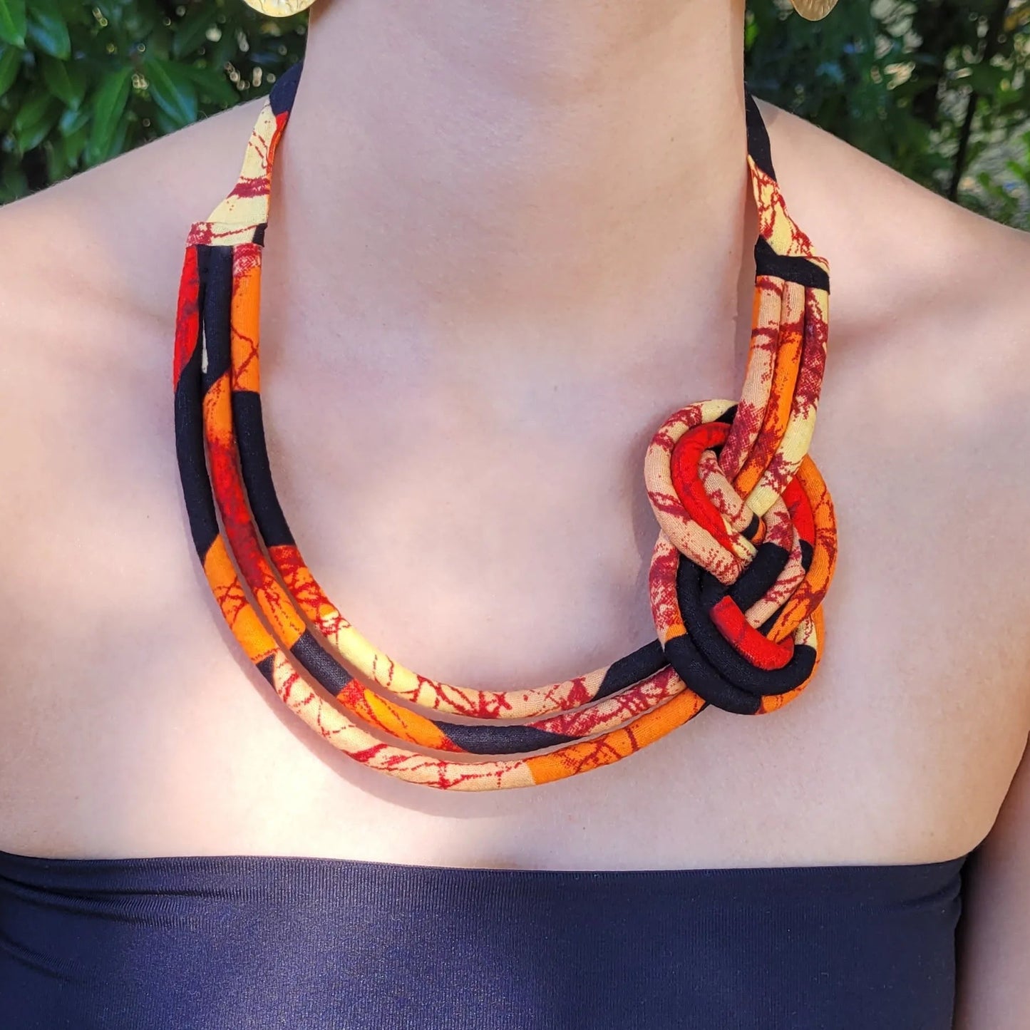 collier en tissu Banel, un collier ethnique chic en pagne formant un nœud