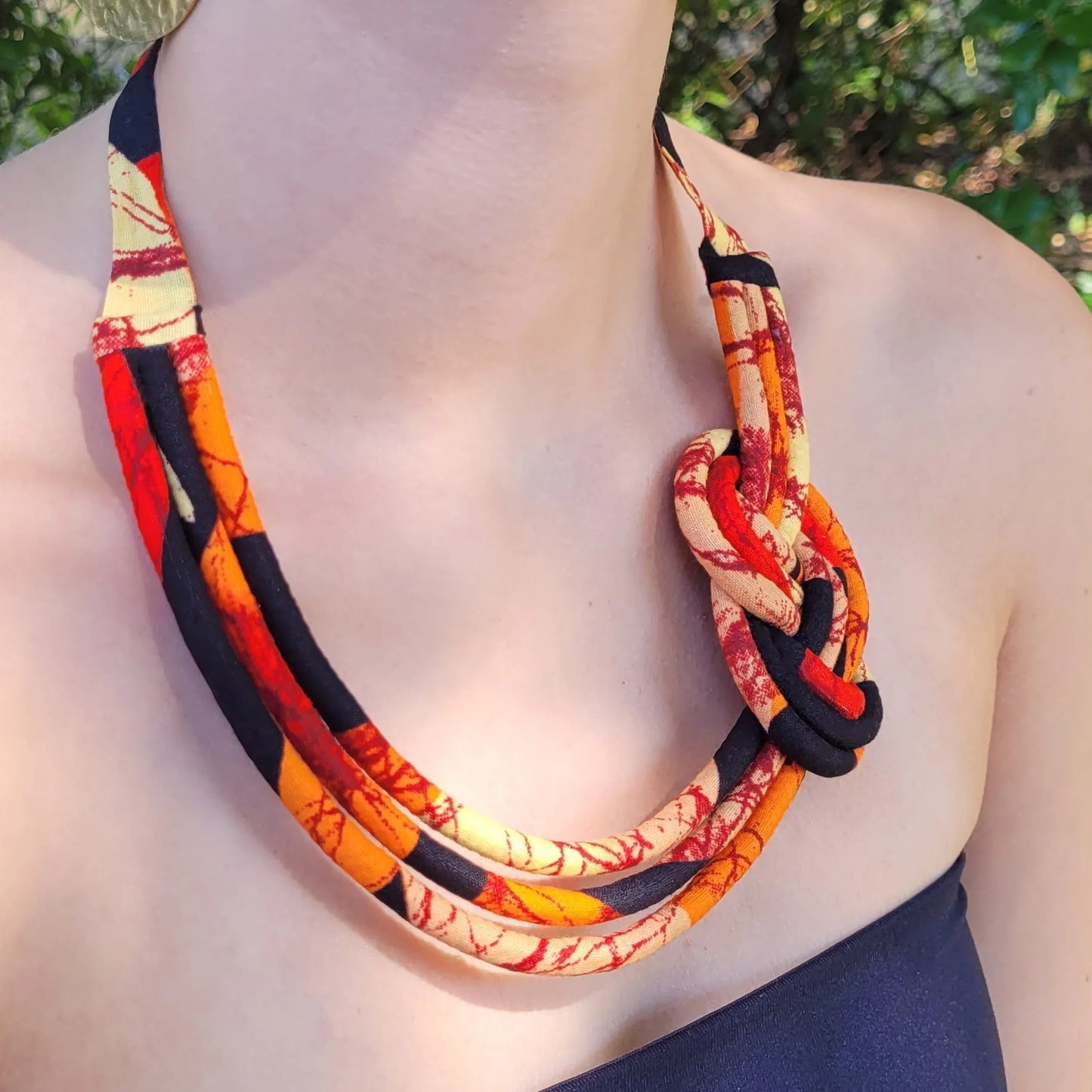 collier en tissu Banel, un collier ethnique chic composé de trois rangs de cordons recouverts de tissu wax entrelacés