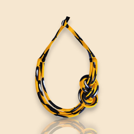 collier en tissu Bineta, un collier ethnique chic en wax jaune orangé et noir