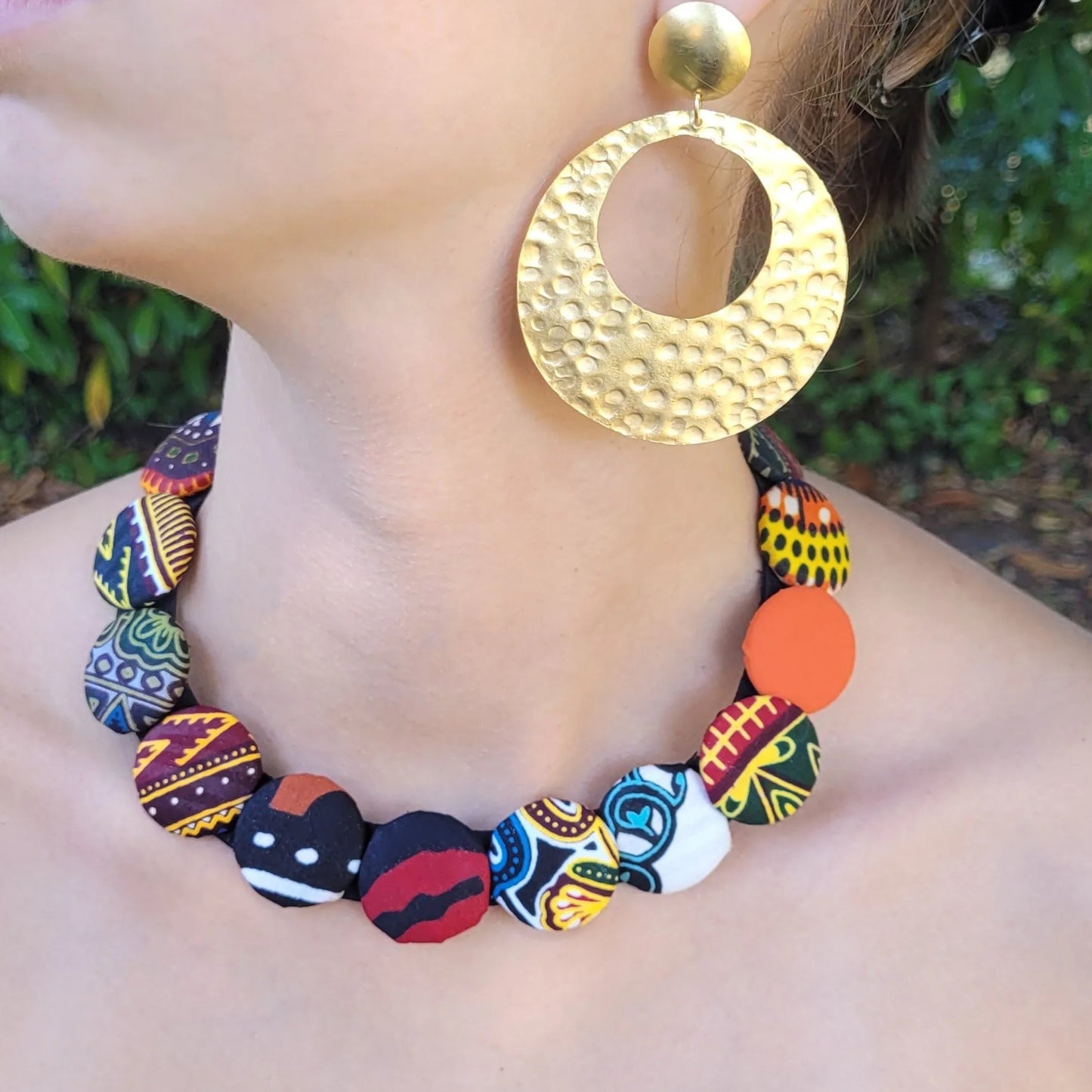 collier en tissu Binta, un bijou ethnique chic en pagne multicolore