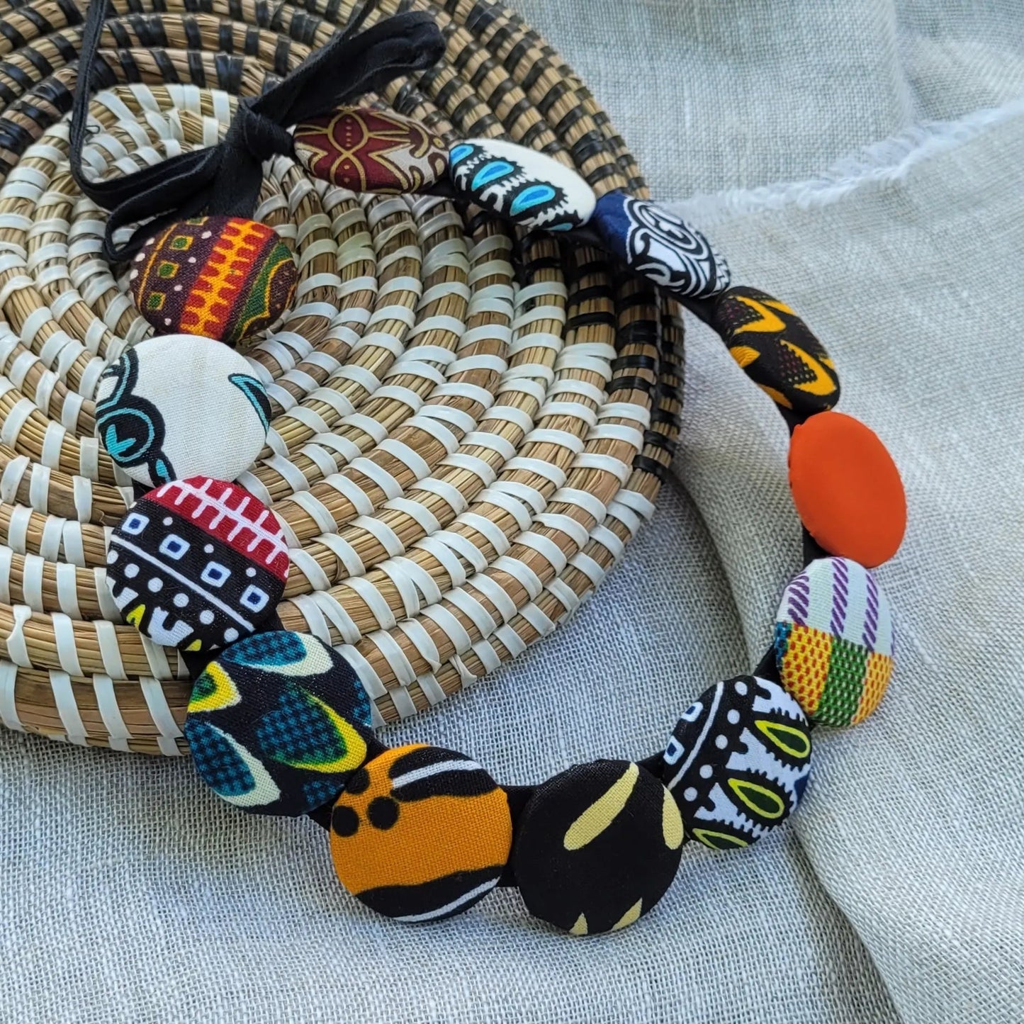 collier en tissu Binta, un collier coloré fait main à Dakar