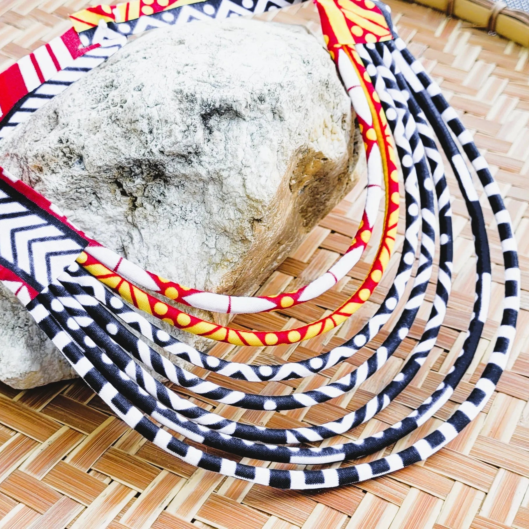 collier en tissu Coumba, un bijou africain traditionnel en wax de deux duos contrastés de couleurs