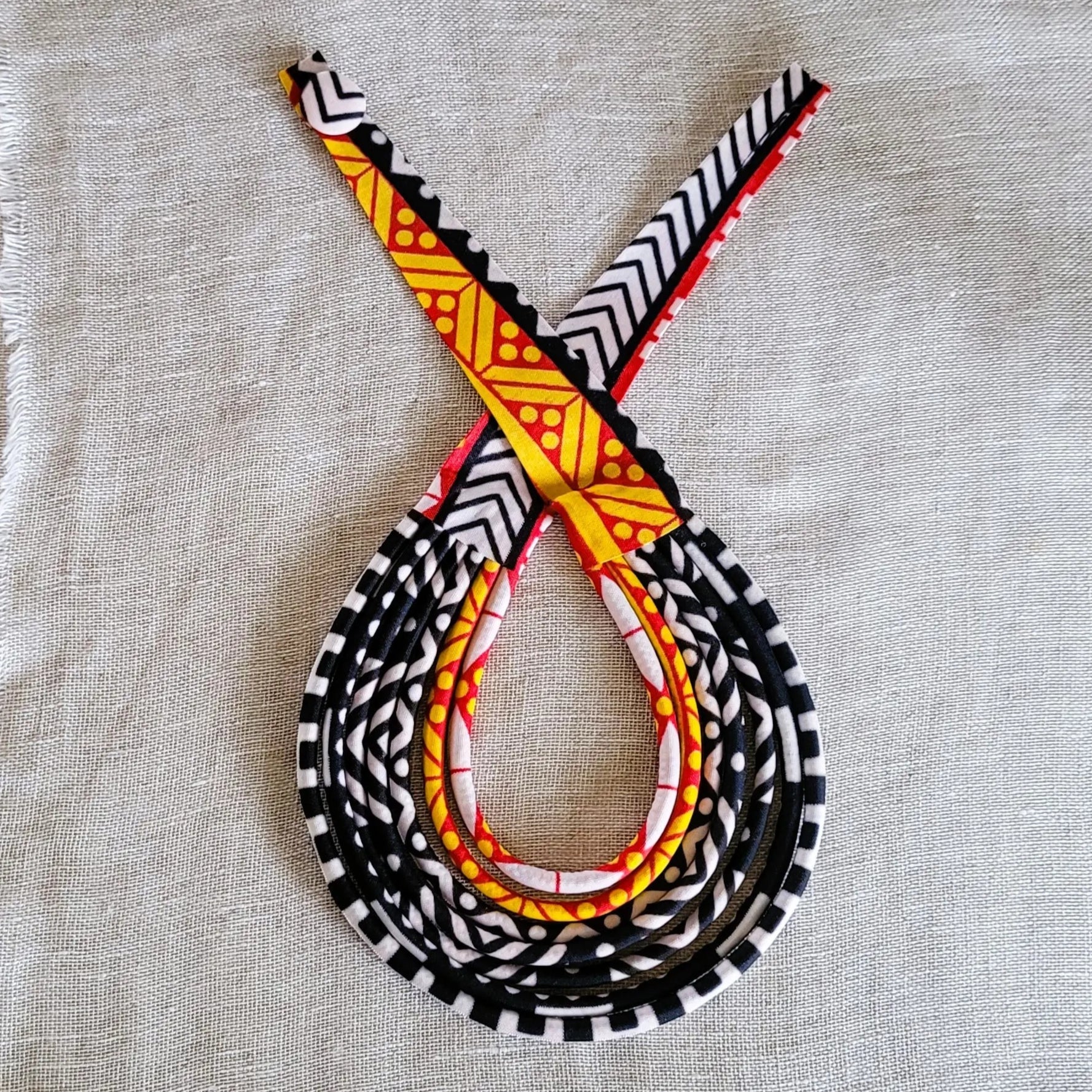 collier en tissu Coumba, un bijou africain traditionnel en pagne de deux duos contrastés de couleurs