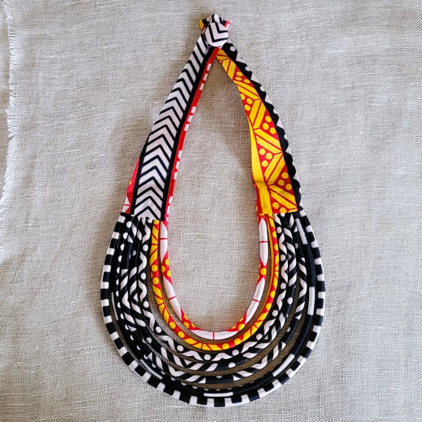 collier en tissu Coumba, un bijou africain traditionnel fait main à Dakar