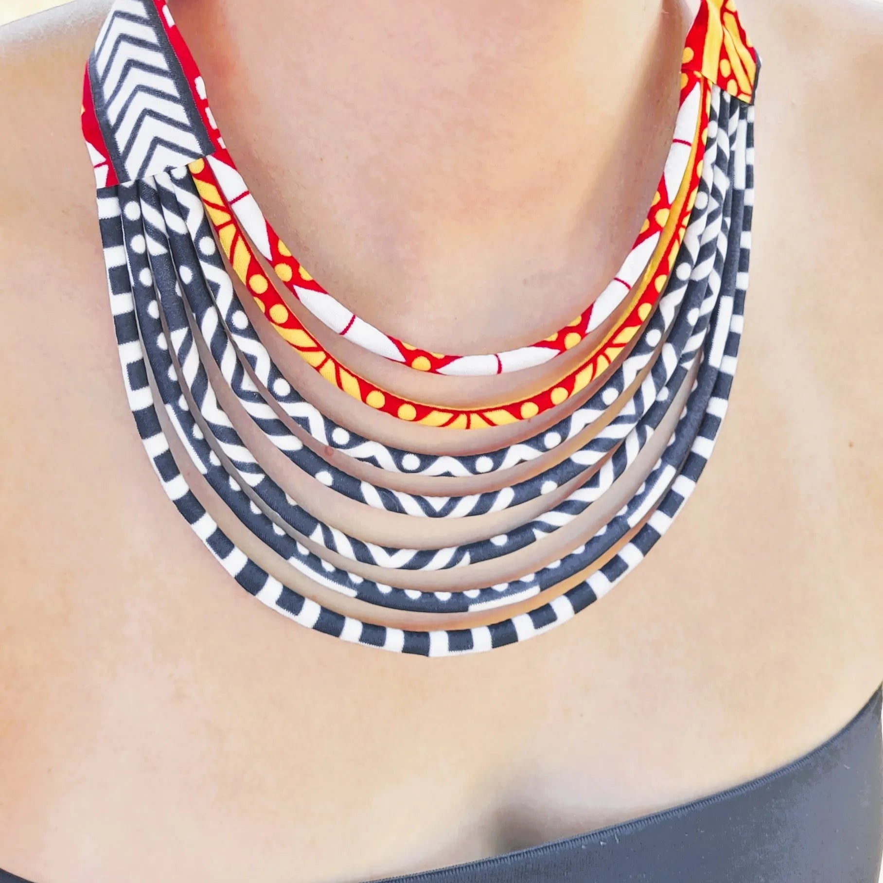 collier en tissu Coumba, un collier coloré en wax de deux duos contrastés de couleurs