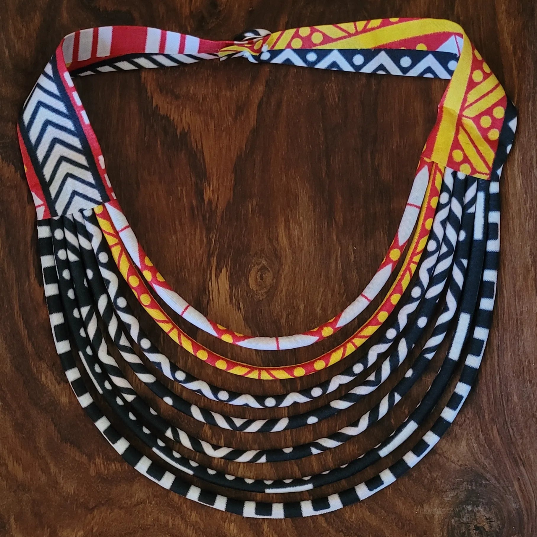 collier en tissu Coumba, un collier coloré en pagne de deux duos contrastés de couleurs