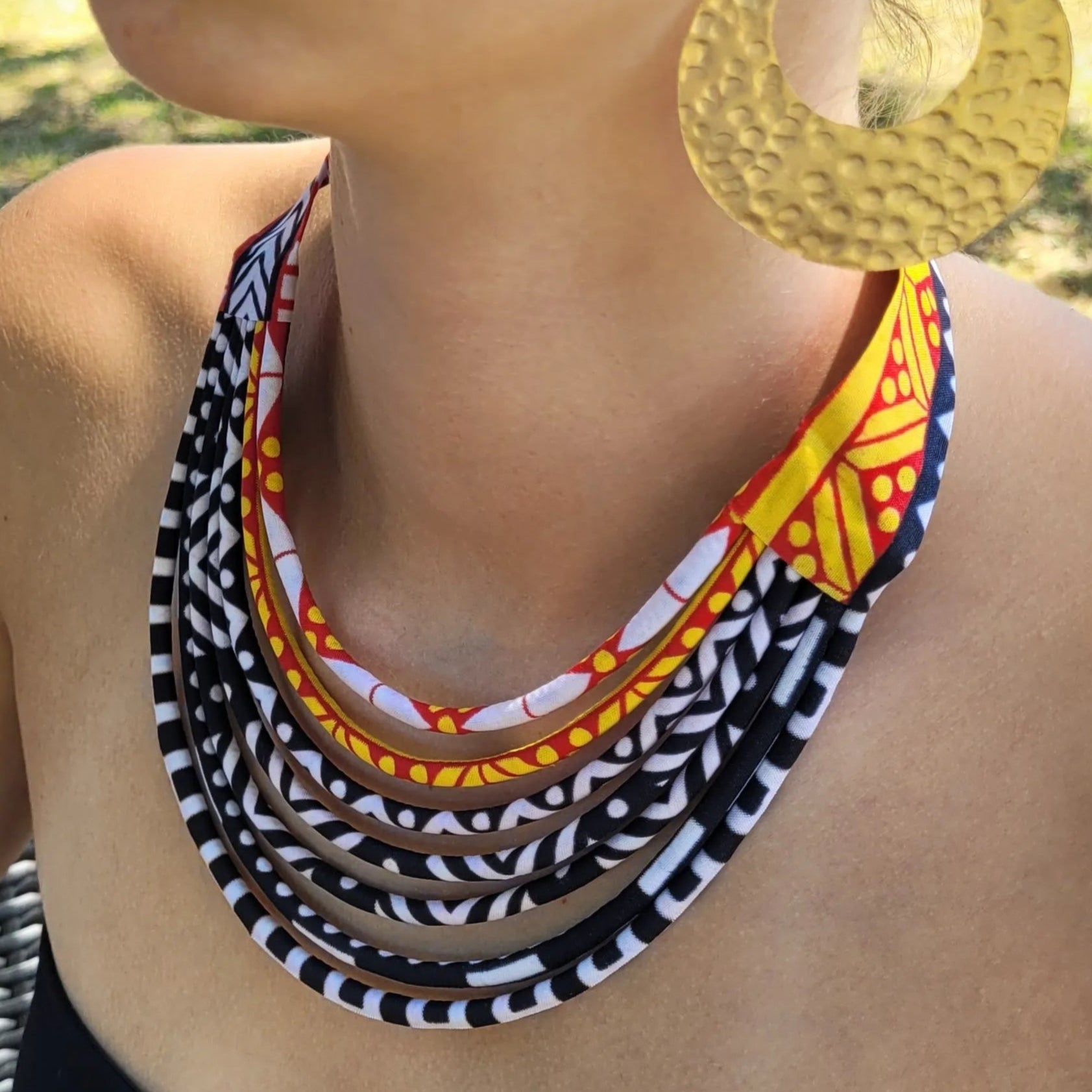 collier en tissu Coumba, un collier ethnique chic en pagne de deux duos contrastés de couleurs