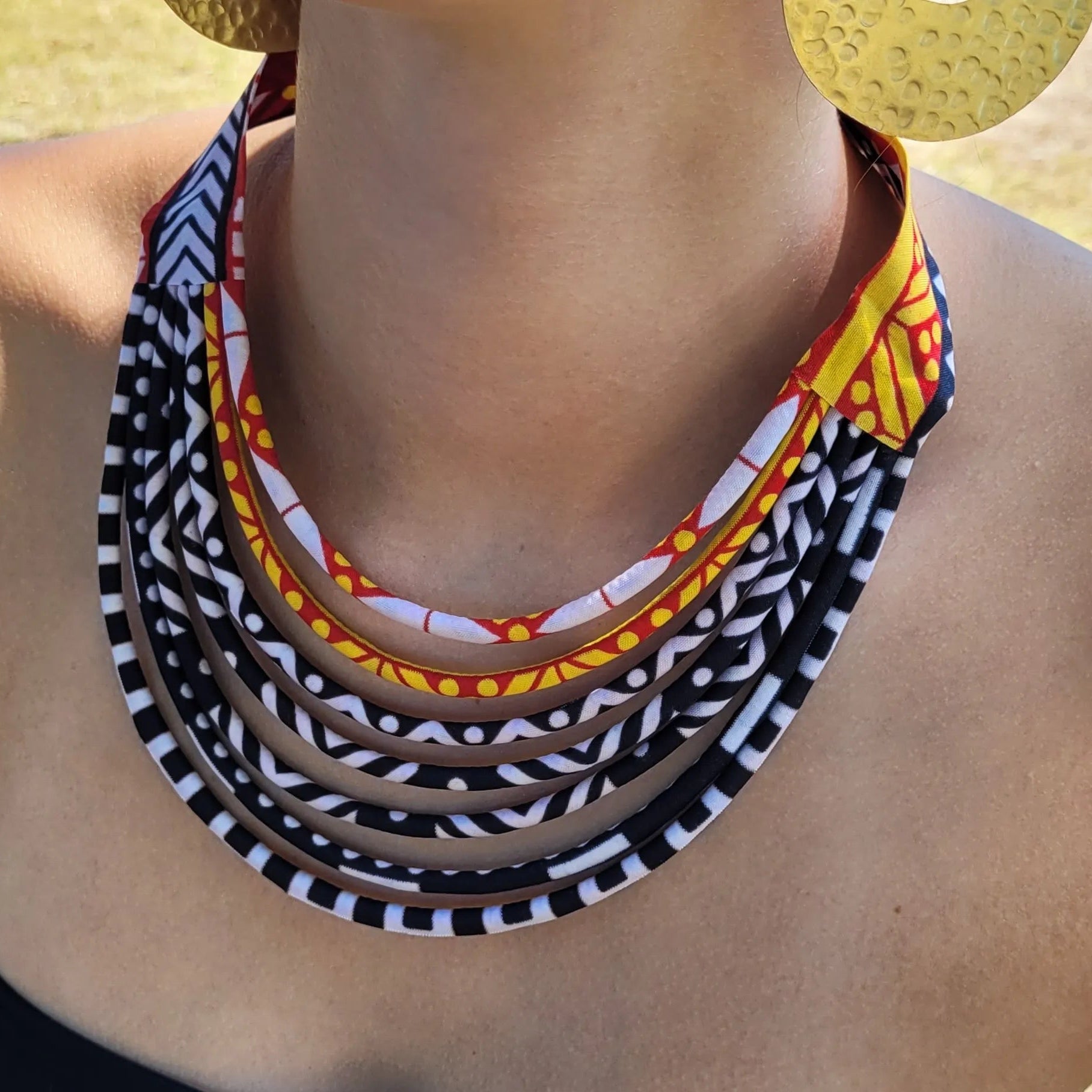 collier en tissu Coumba, un collier ethnique chic fait main à Dakar