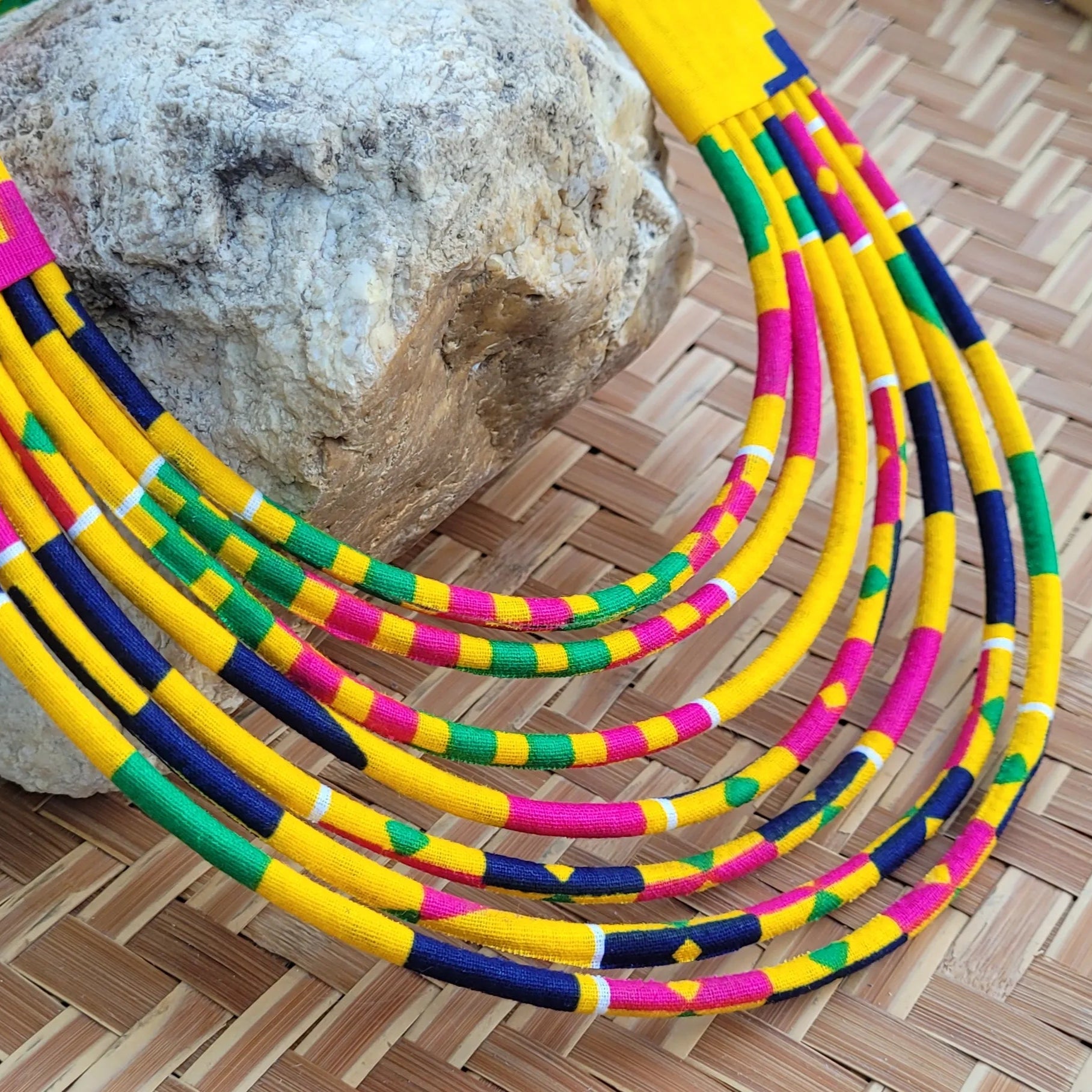 collier en tissu Daba, un bijou africain traditionnel en wax jaune