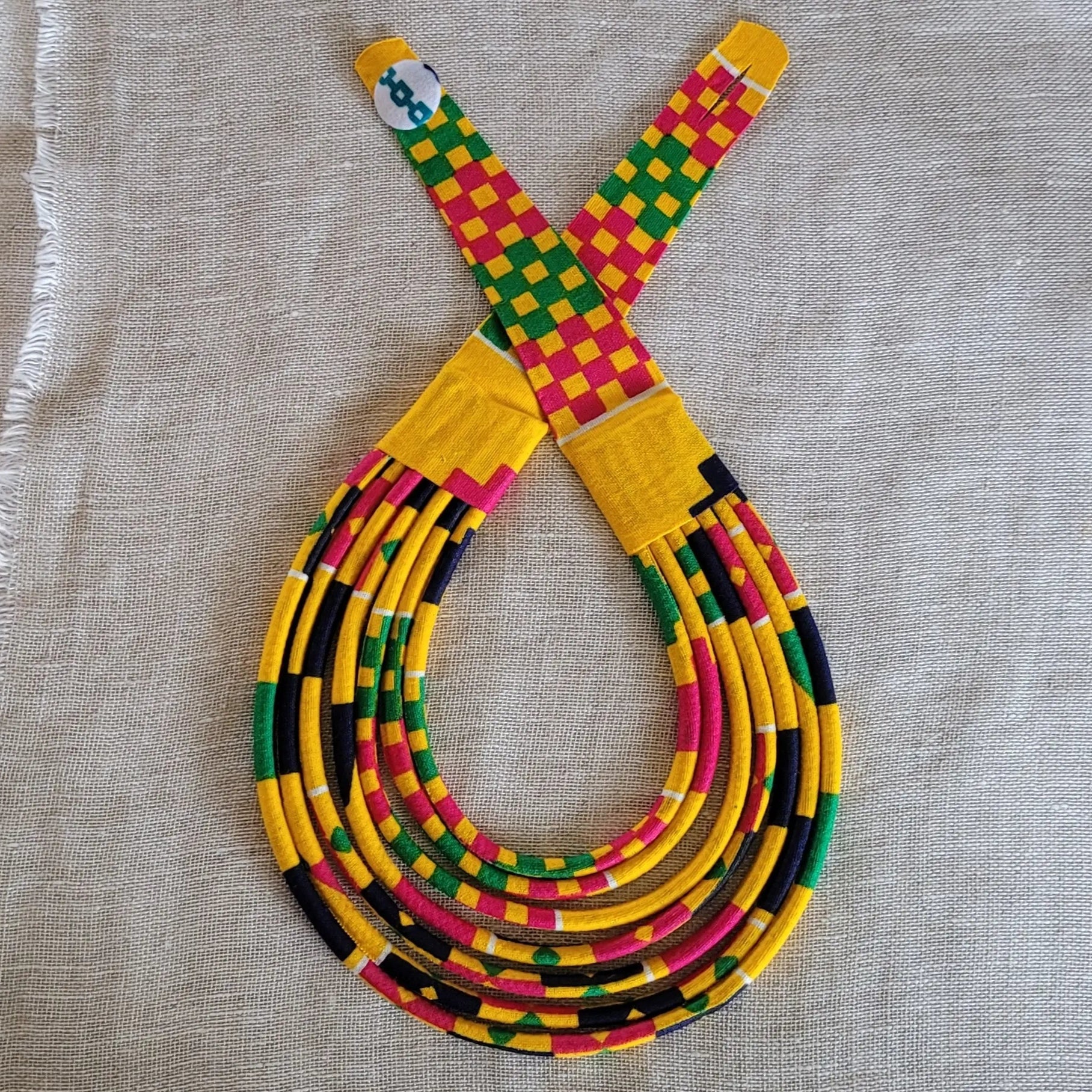 collier en tissu Daba, un bijou africain traditionnel en pagne jaune
