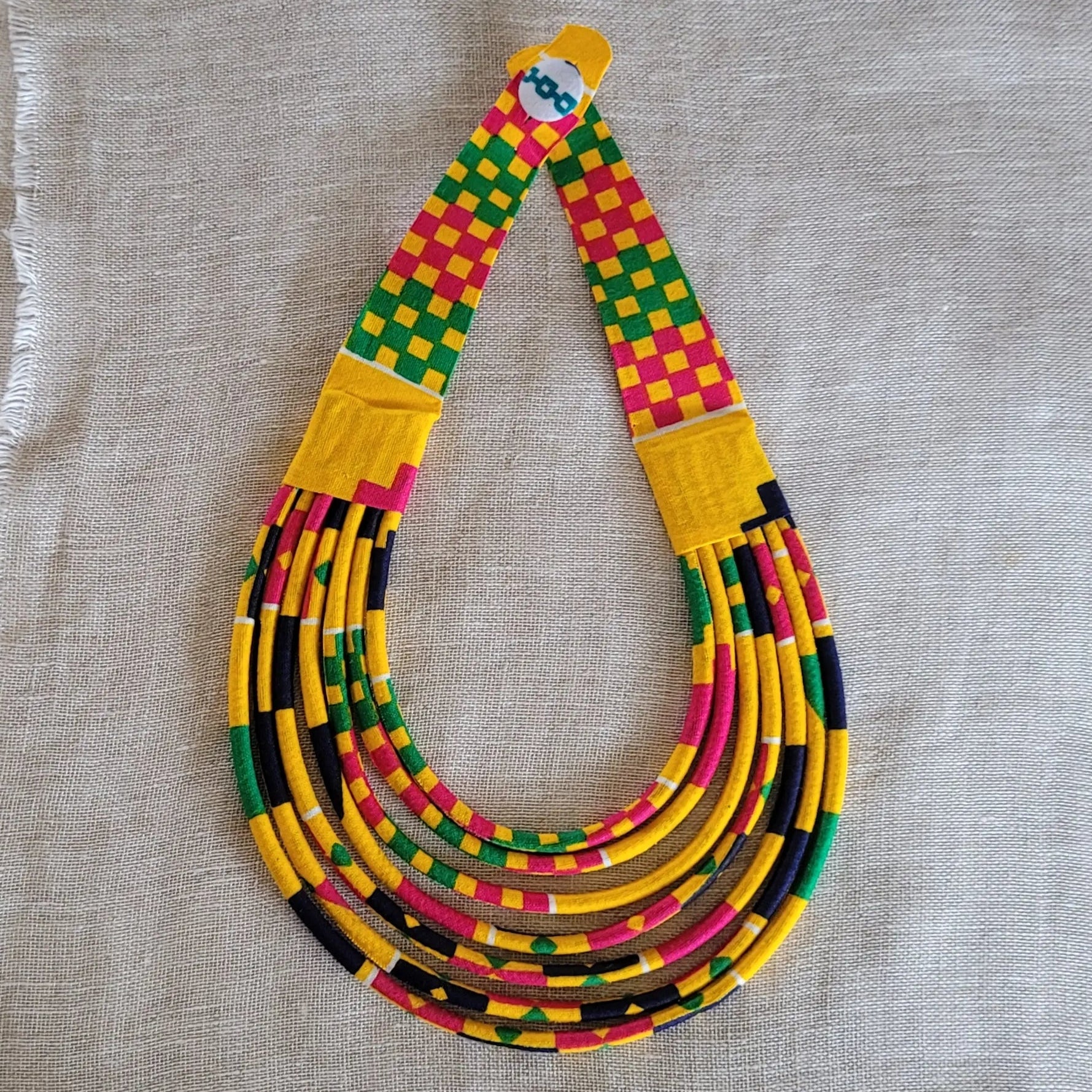 collier en tissu Daba, un bijou africain traditionnel fait main à Dakar