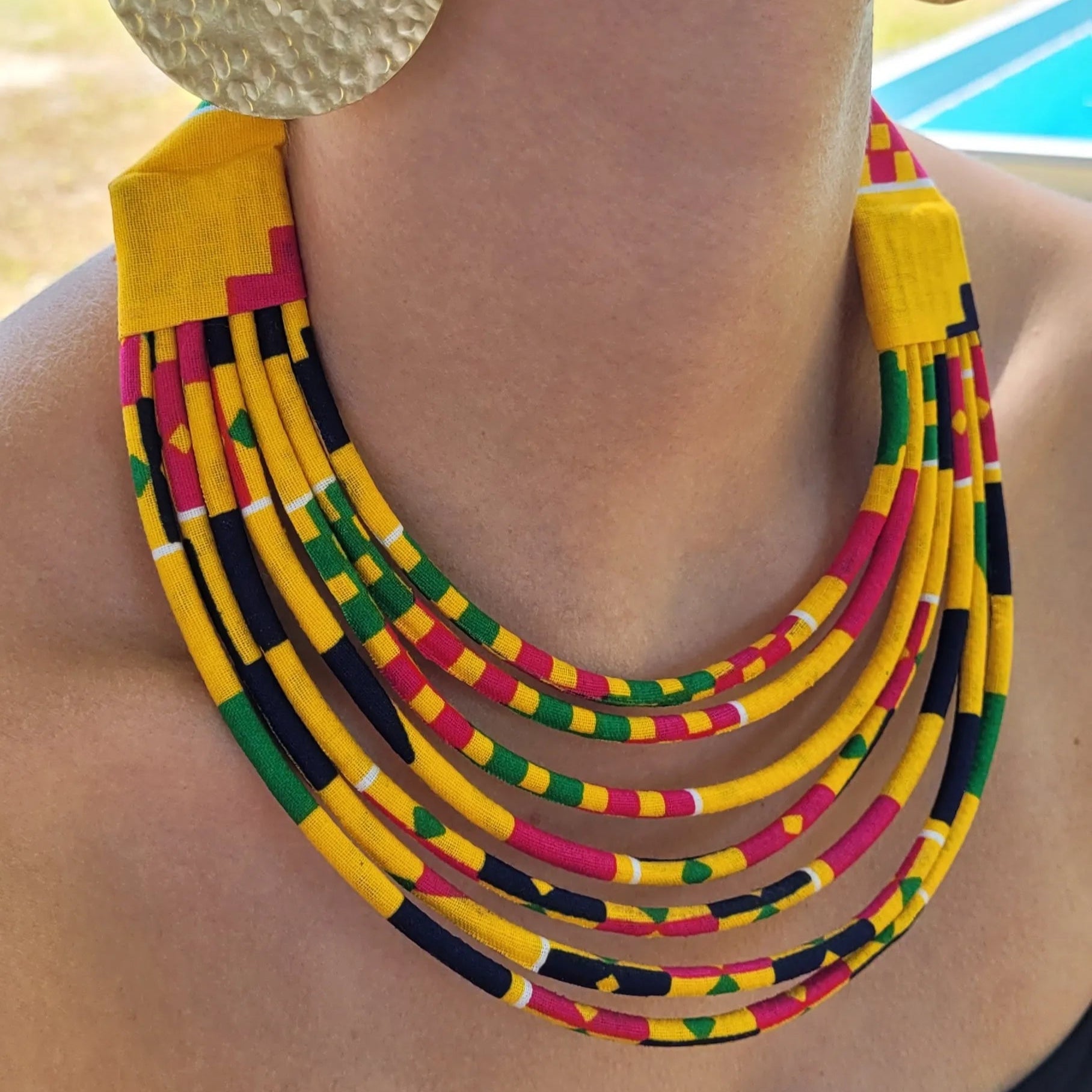 collier en tissu Daba, un collier coloré en wax jaune