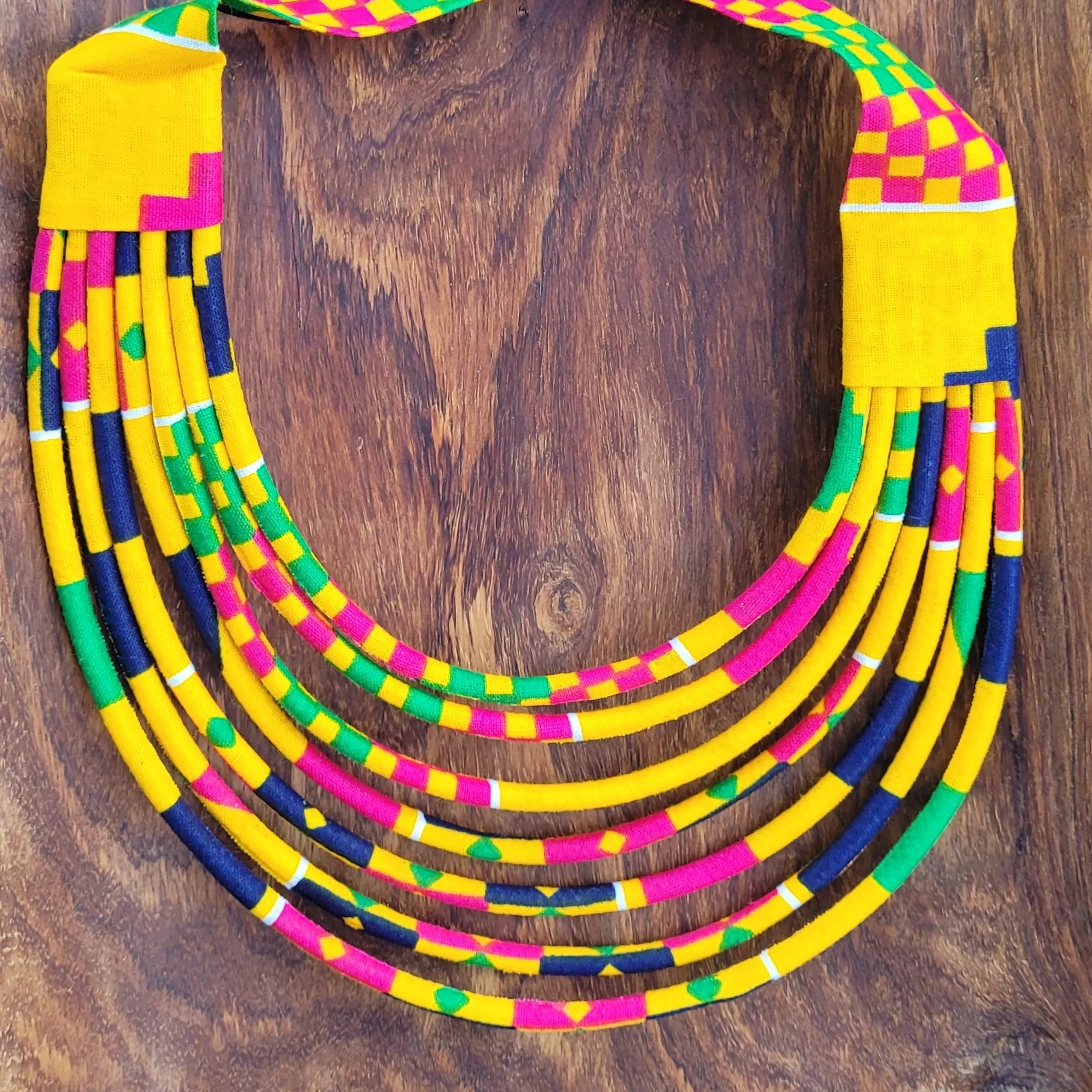 collier en tissu Daba, un collier coloré en pagne jaune