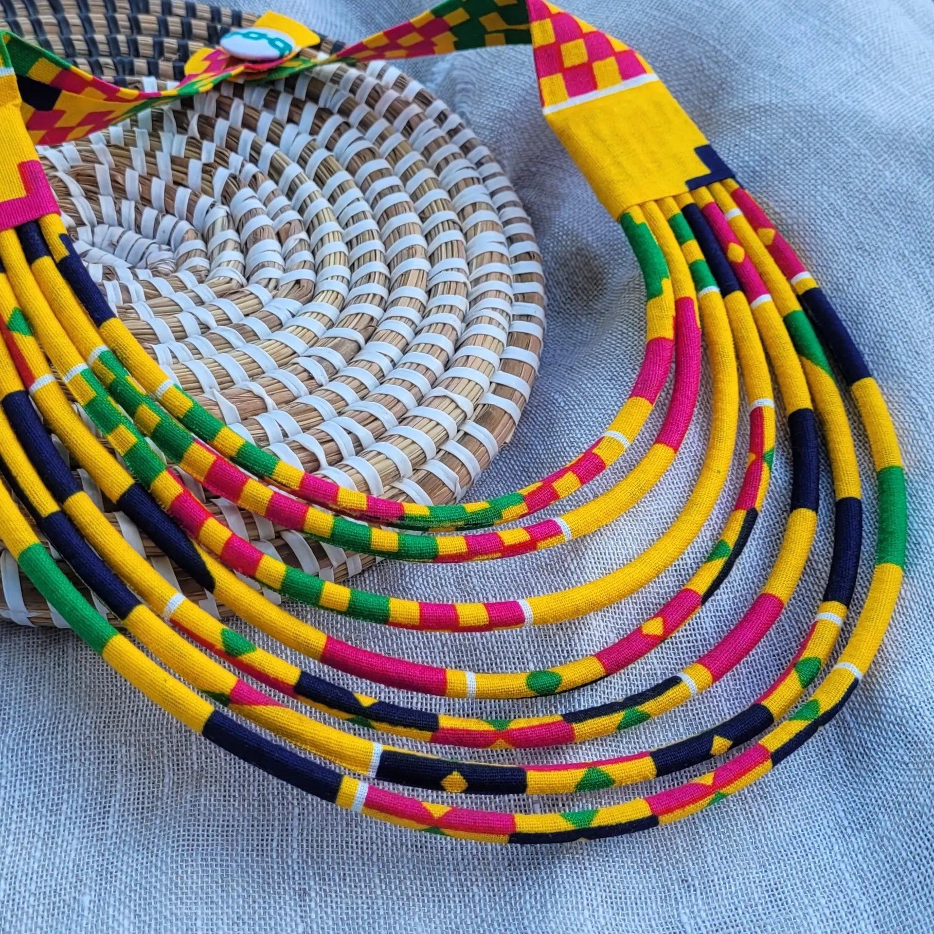 collier en tissu Daba, un collier coloré fait main à Dakar