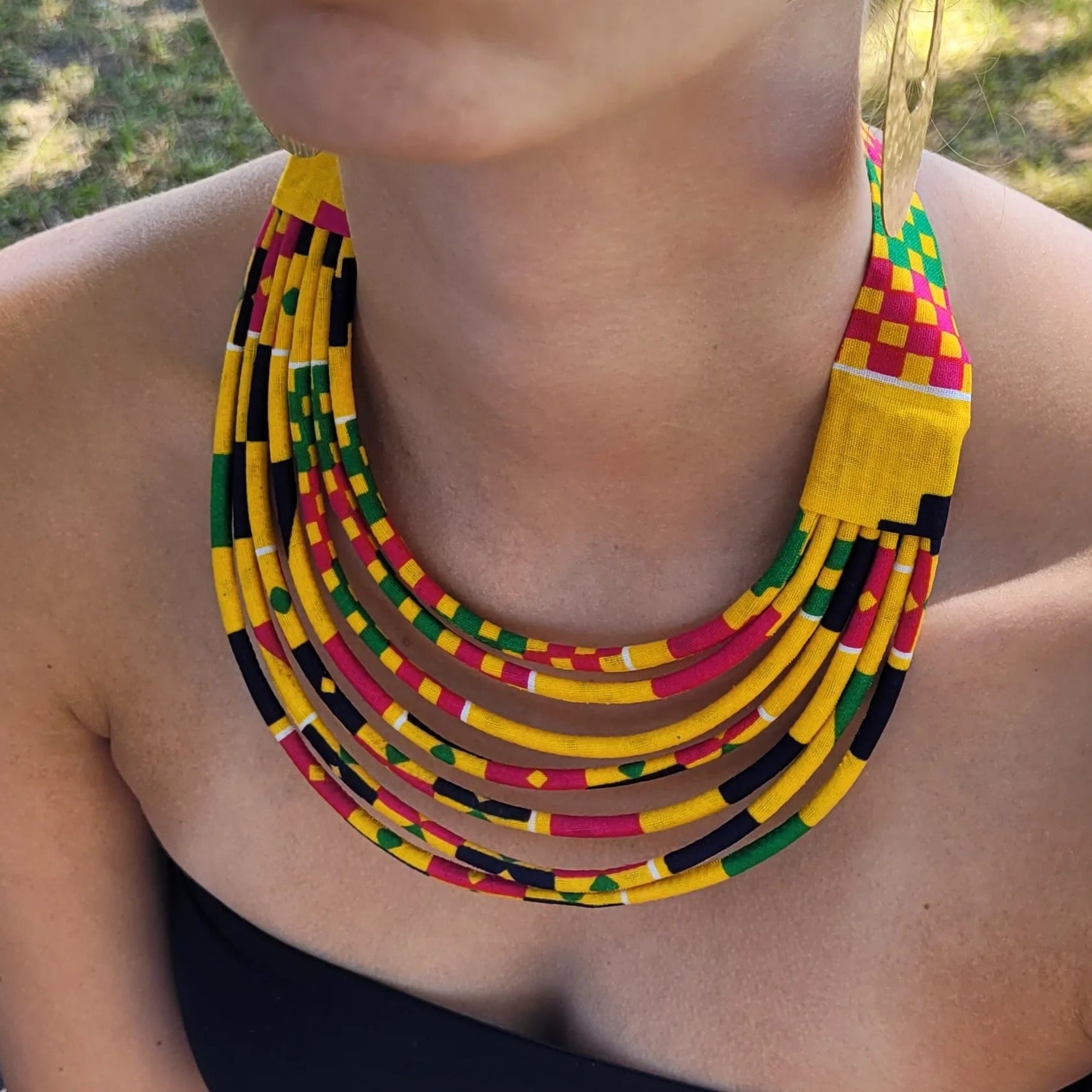 collier en tissu Daba, un collier ethnique chic en pagne jaune