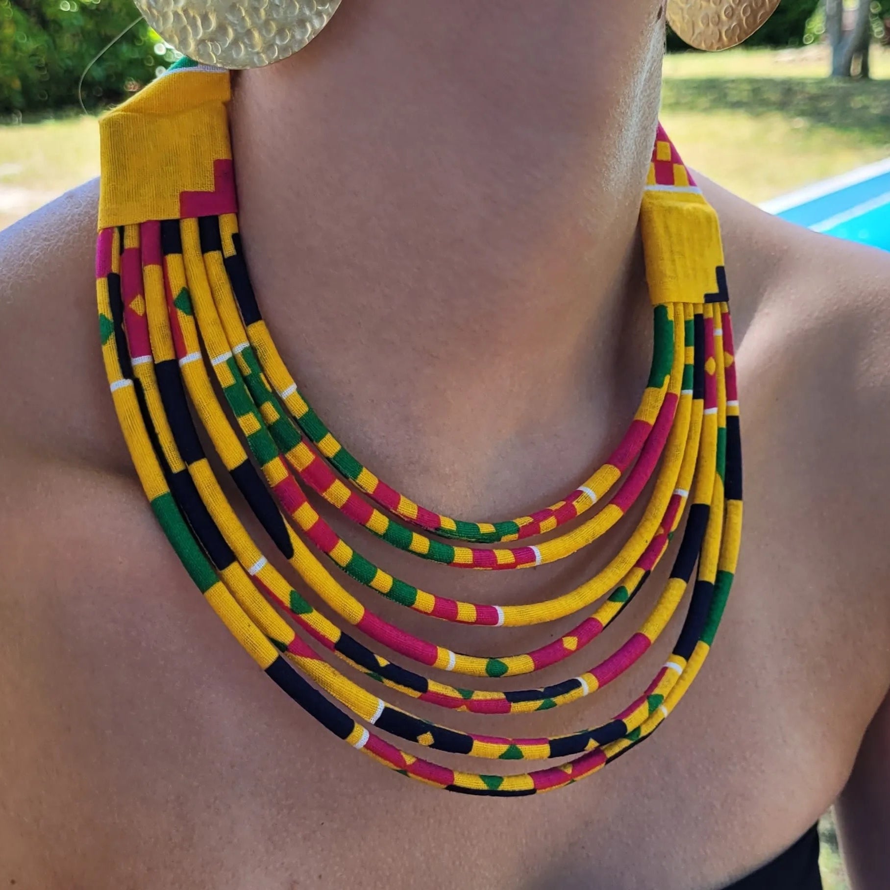 collier en tissu Daba, un collier ethnique chic composé de sept rangs de cordons recouverts de tissu wax