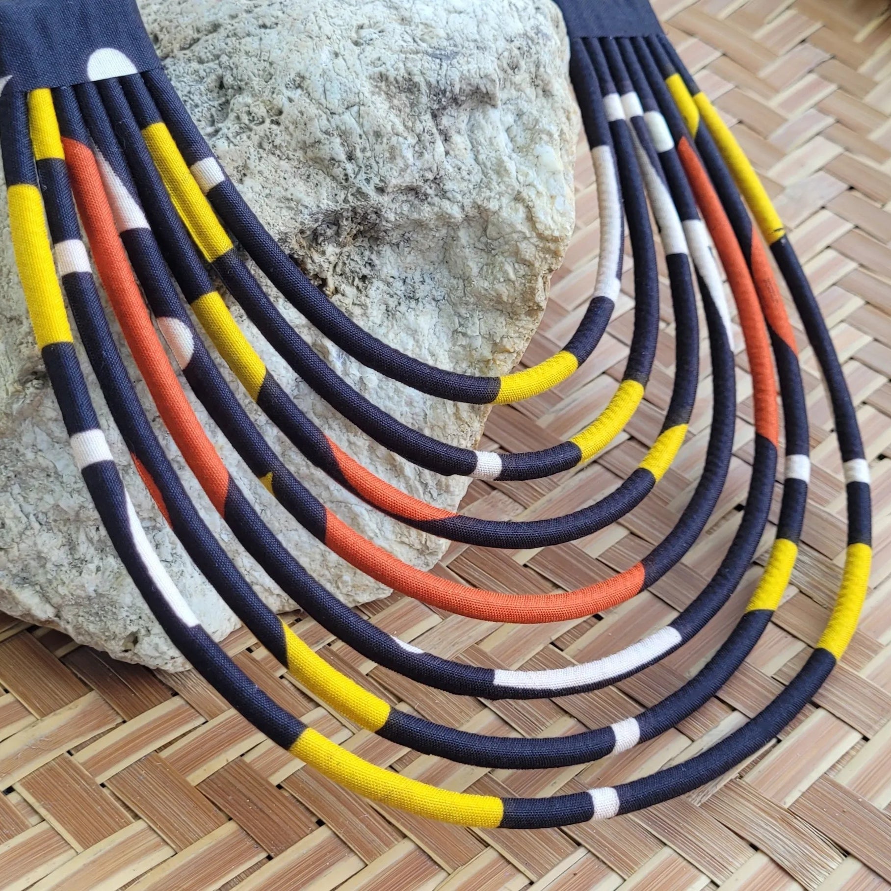 collier en tissu Diena, un bijou africain traditionnel en wax noir, rouille et jaune moutarde