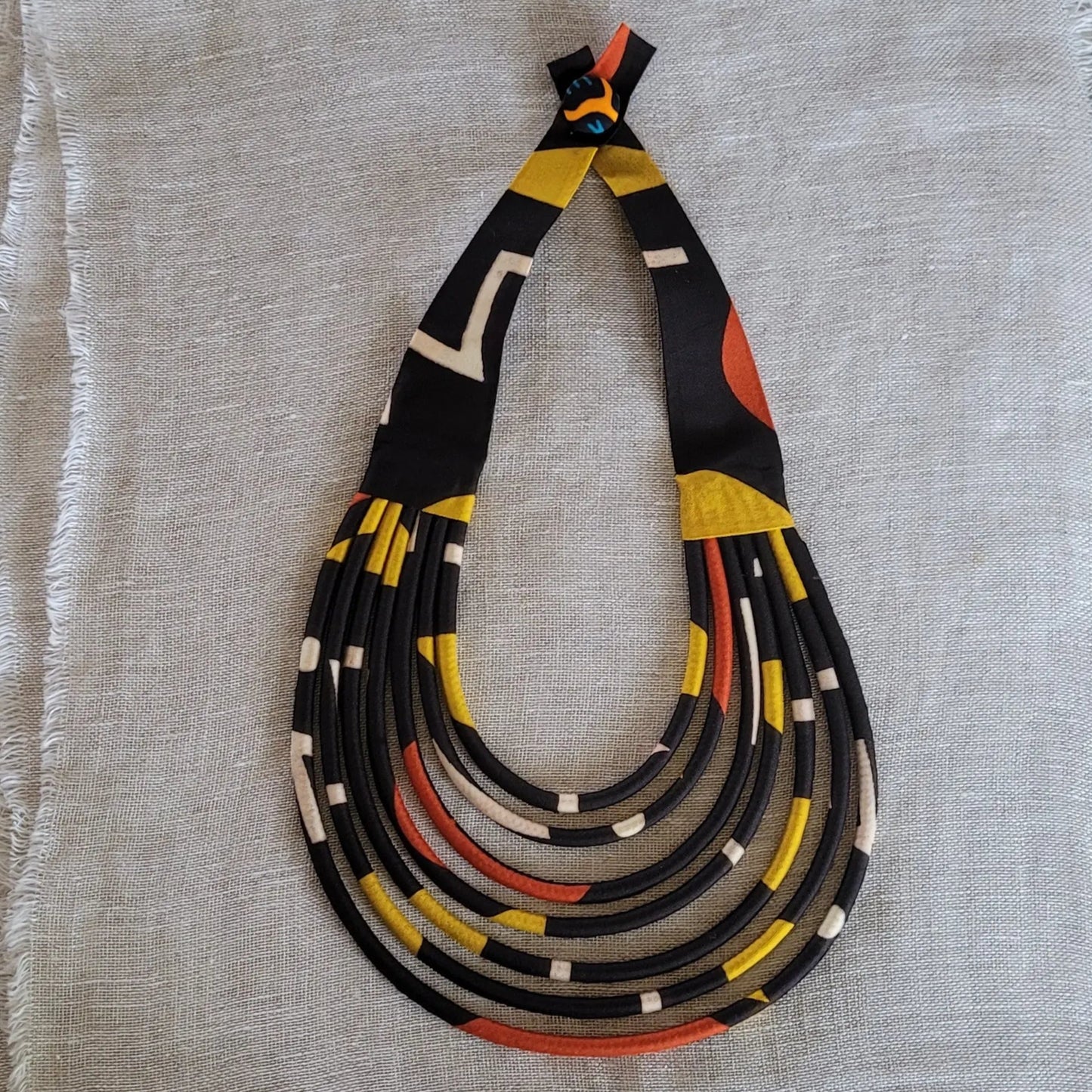 collier en tissu Diena, un bijou africain traditionnel fait main à Dakar