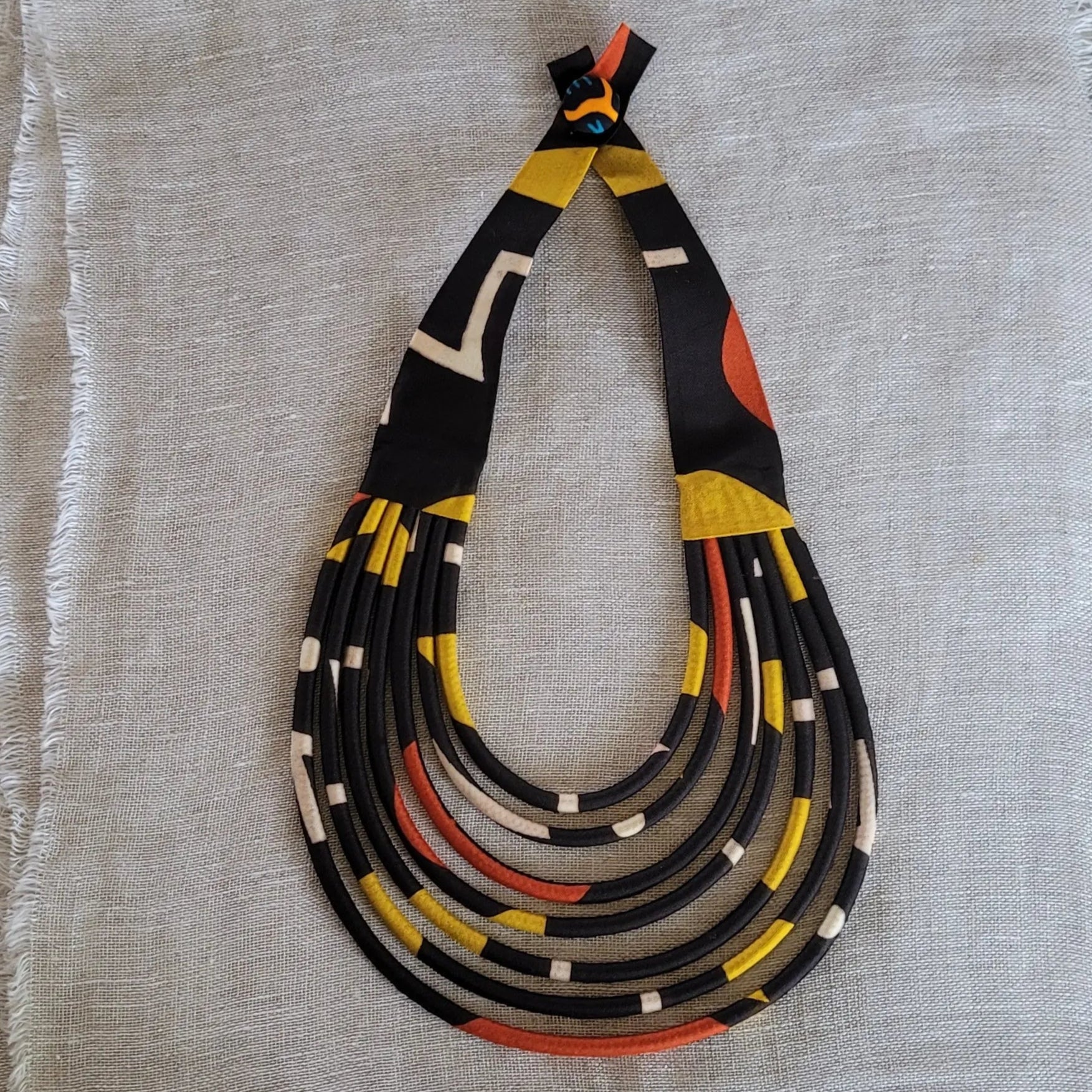 collier en tissu Diena, un bijou africain traditionnel fait main à Dakar