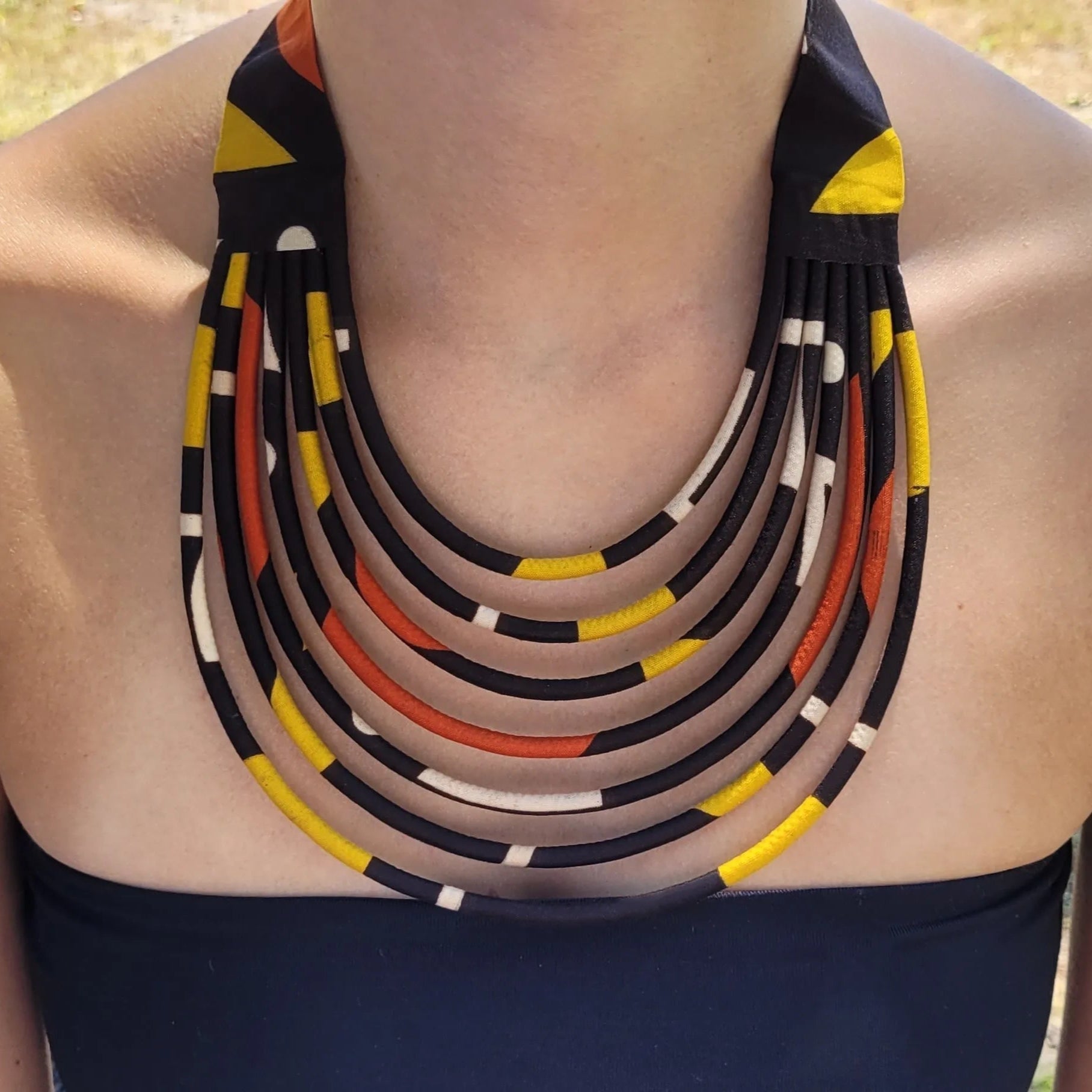 collier en tissu Diena, un collier coloré en wax noir, rouille et jaune moutarde