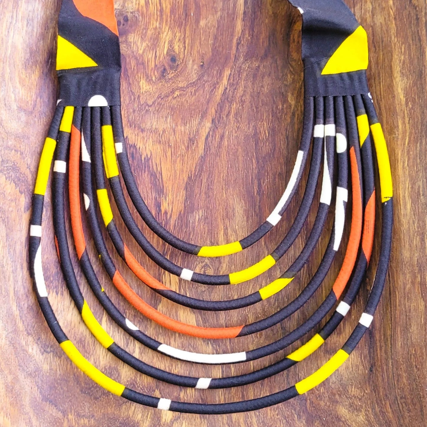 collier en tissu Diena, un collier coloré en pagne noir, rouille et jaune moutarde