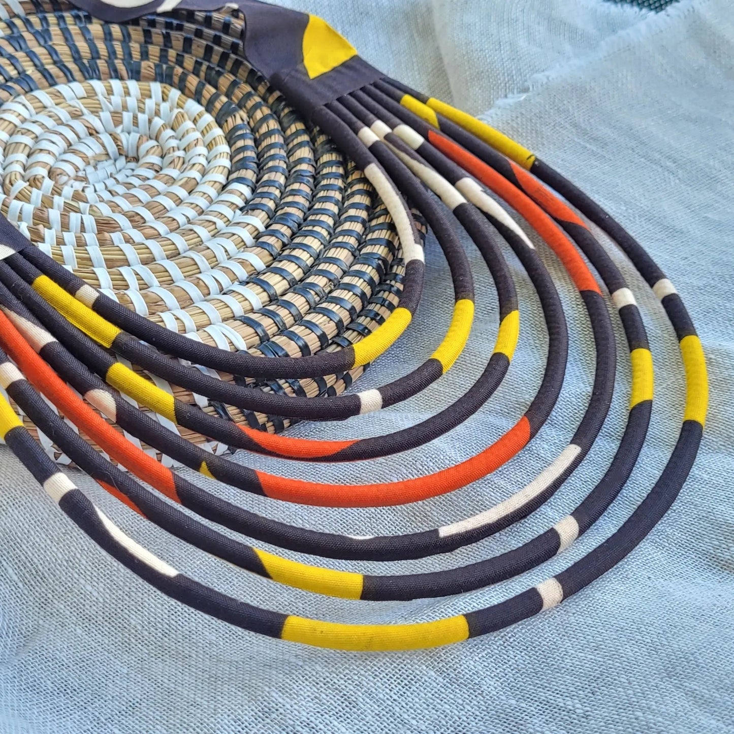 collier en tissu Diena, un collier coloré fait main à Dakar