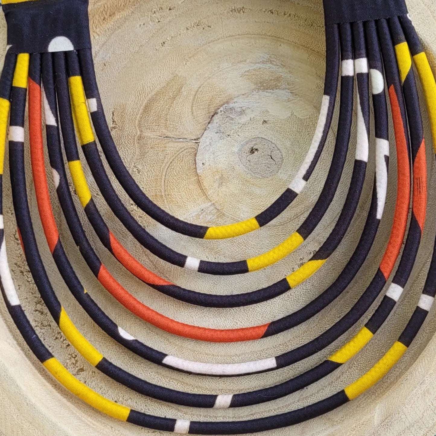 collier en tissu Diena, un collier coloré composé de sept rangs de cordons recouverts de tissu wax