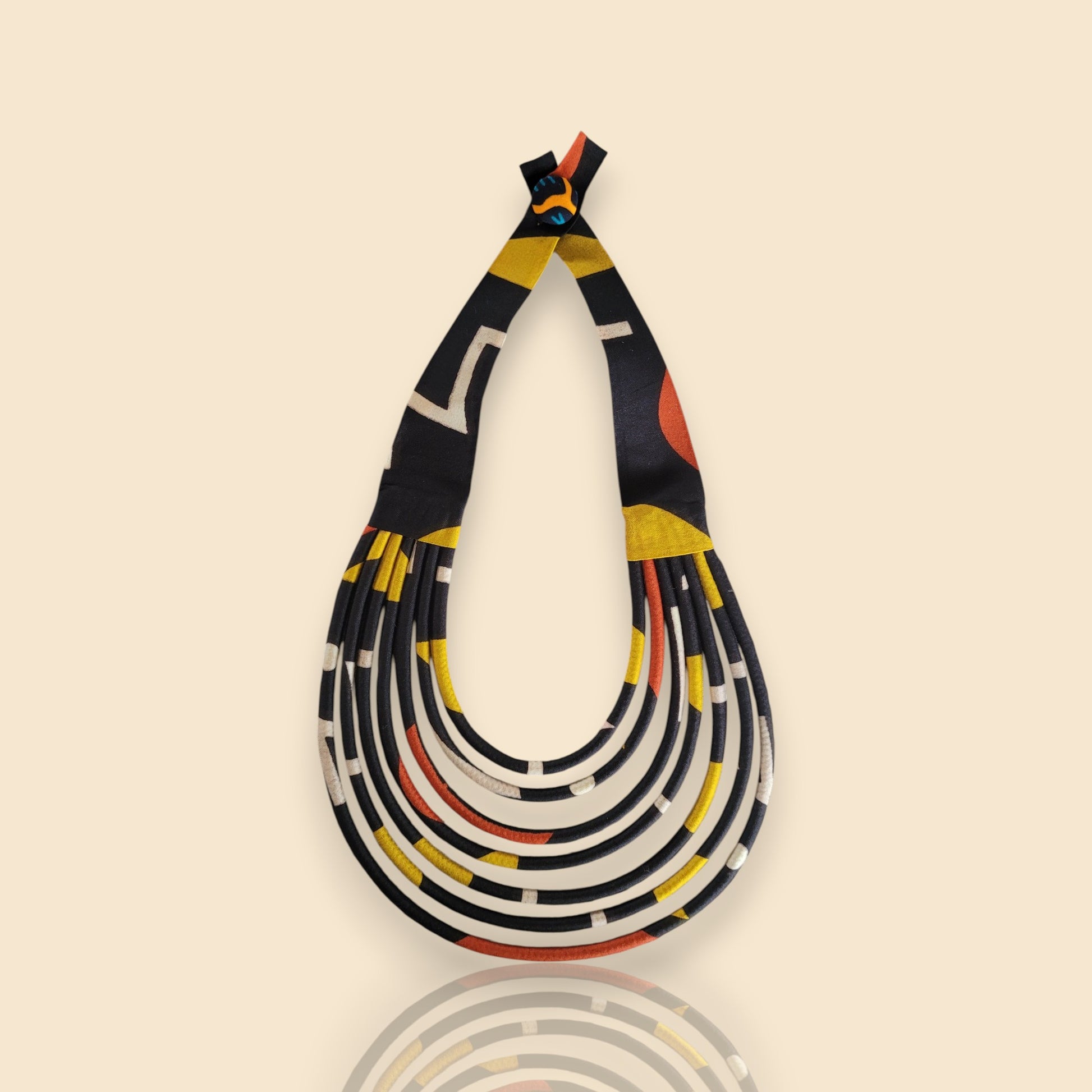 collier en tissu Diena, un collier ethnique chic en wax noir, rouille et jaune moutarde