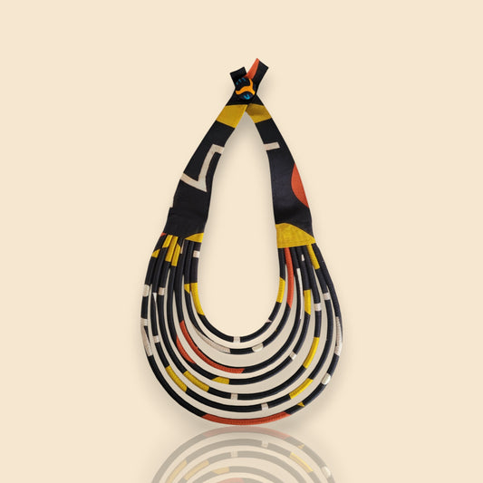 collier en tissu Diena, un collier ethnique chic en wax noir, rouille et jaune moutarde