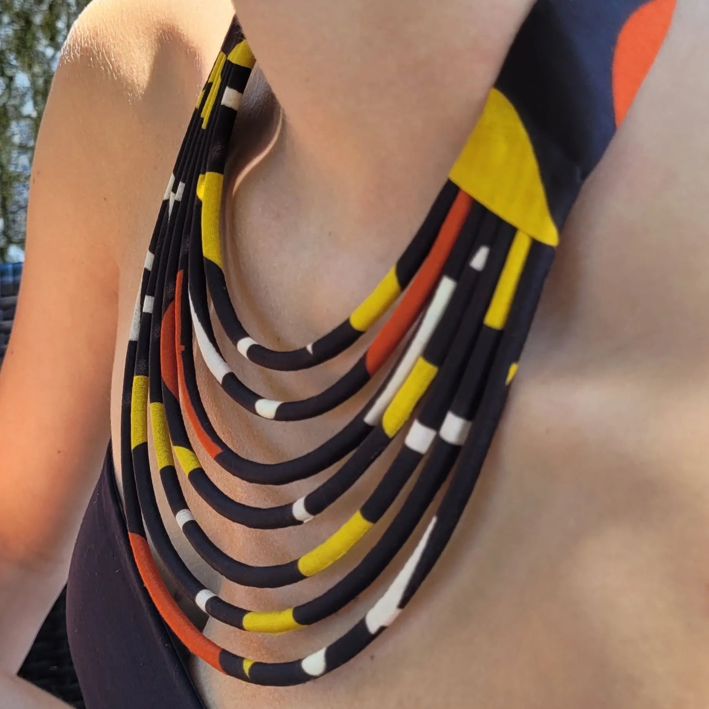 collier en tissu Diena, un collier ethnique chic en pagne noir, rouille et jaune moutarde