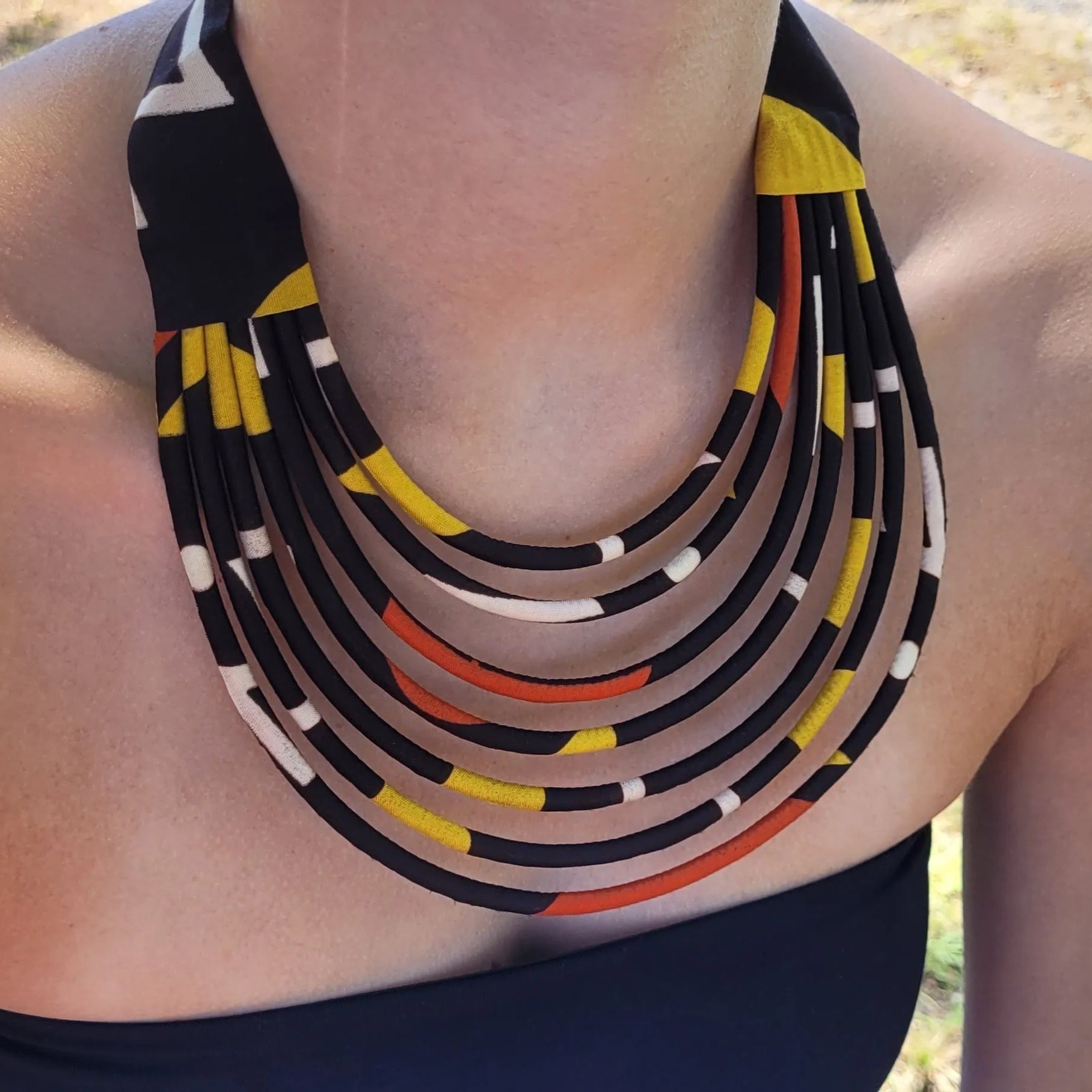 collier en tissu Diena, un collier ethnique chic fait main à Dakar