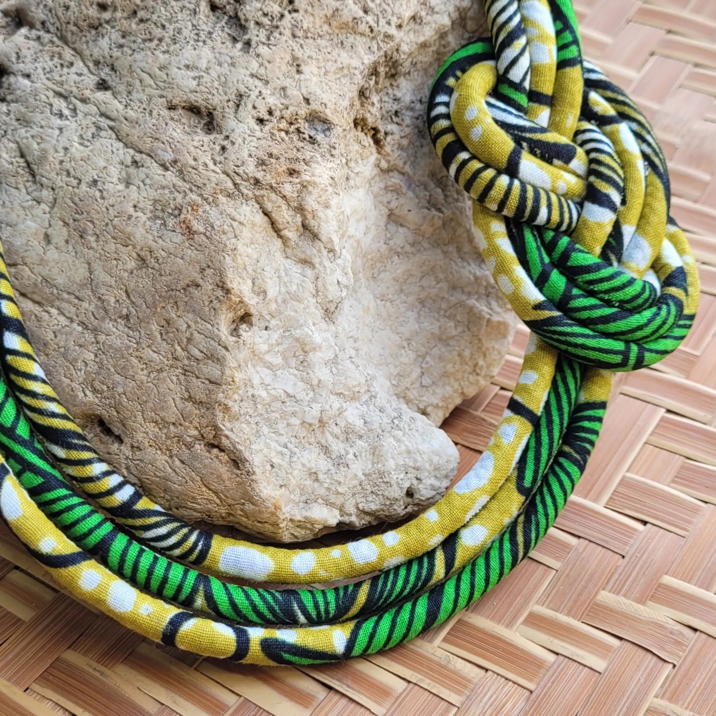 collier en tissu Dieynaba, un bijou africain traditionnel en wax aux verts contrastés