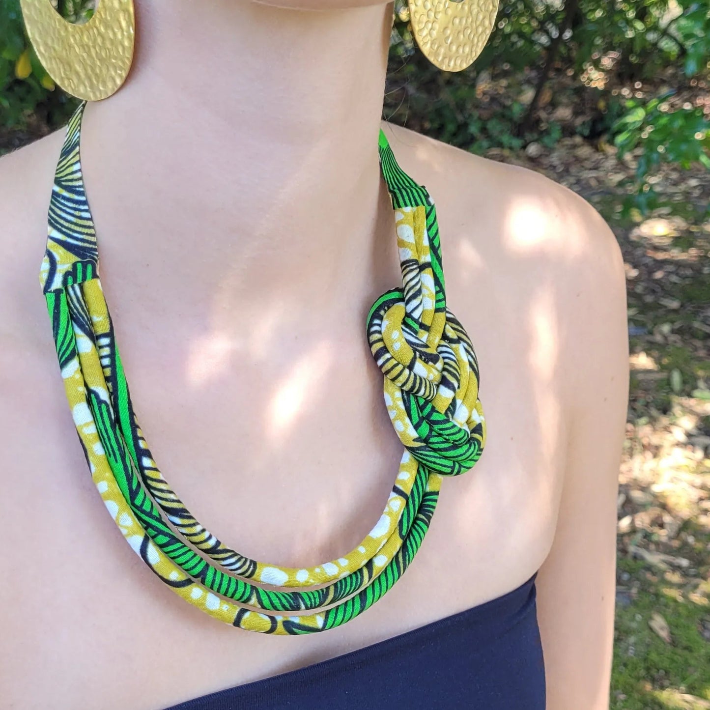 collier en tissu Dieynaba, un collier coloré en wax aux verts contrastés
