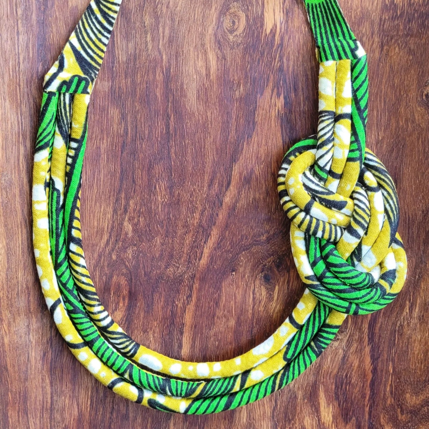 collier en tissu Dieynaba, un collier coloré en pagne formant un nœud
