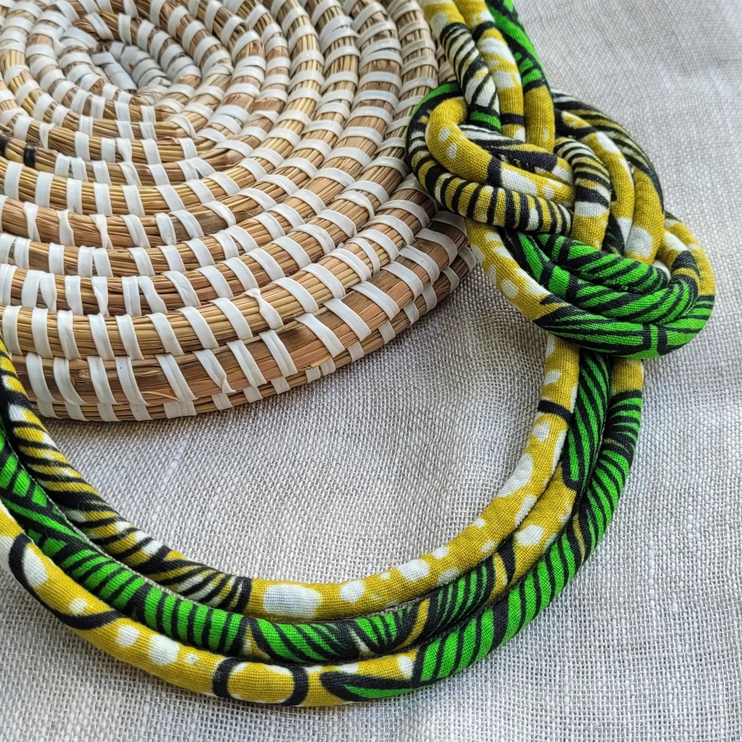 collier en tissu Dieynaba, un collier coloré fait artisanalement à Dakar