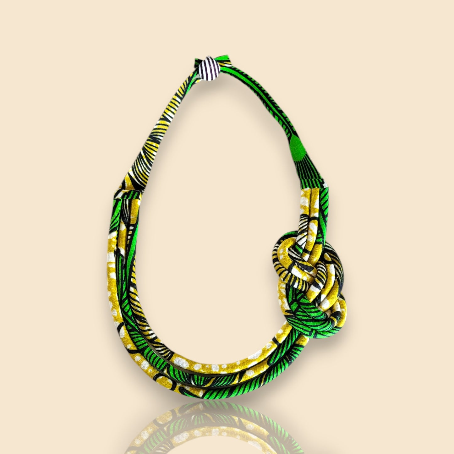collier en tissu Dieynaba, un collier ethnique chic en wax aux verts constrastés