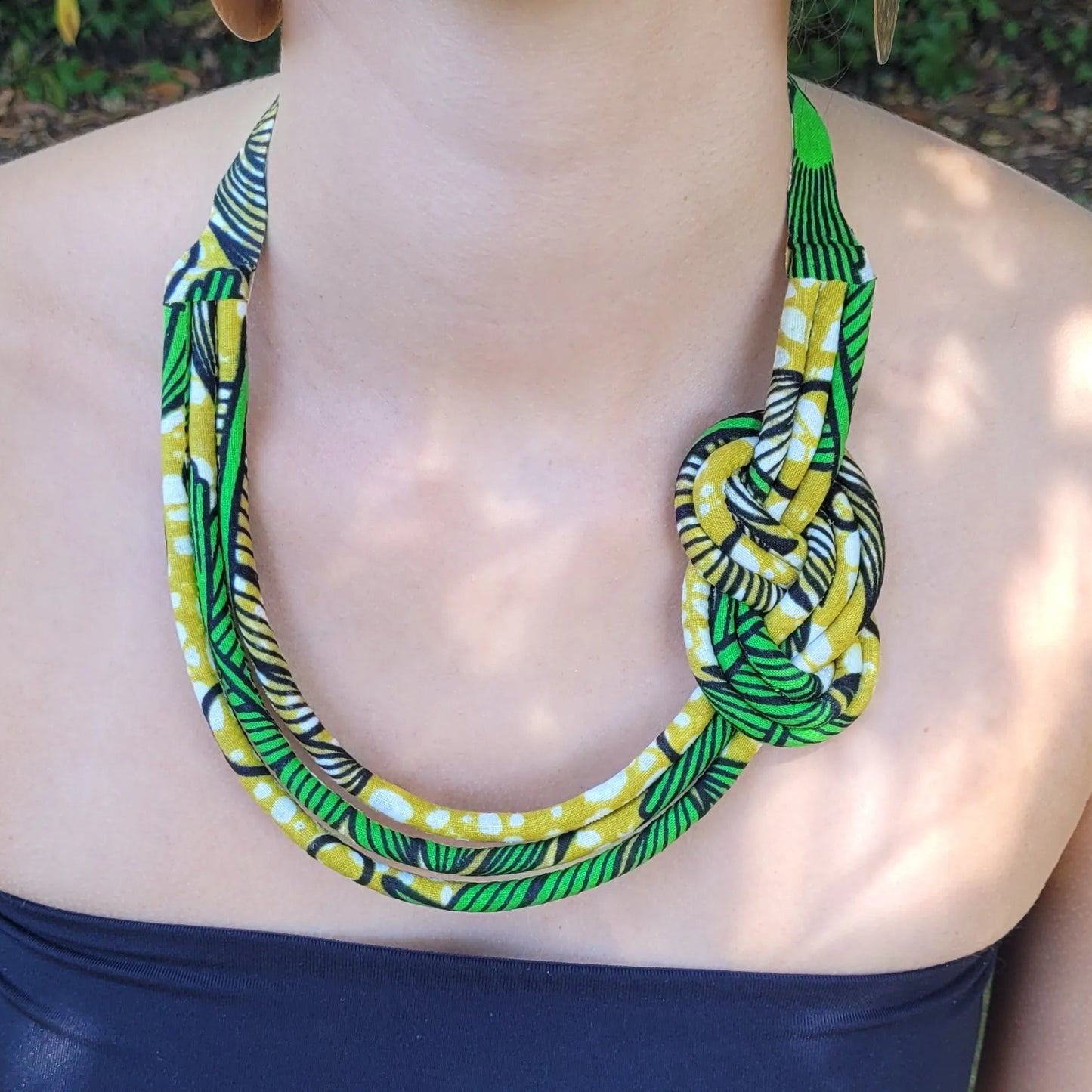 collier en tissu Dieynaba, un collier ethnique chic en pagne formant un nœud