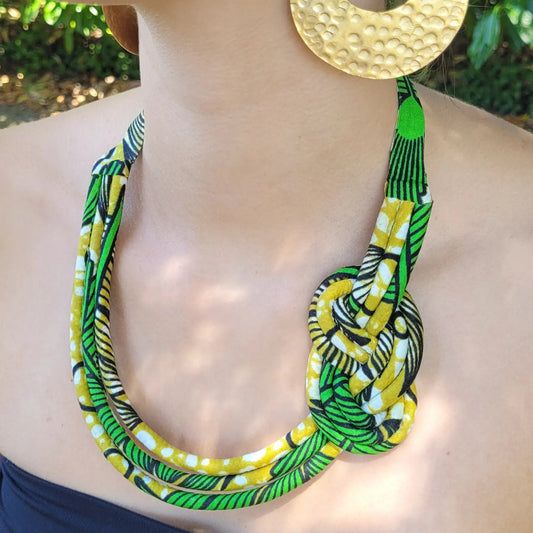 collier en tissu Dieynaba, un collier ethnique chic fait artisanalement à Dakar