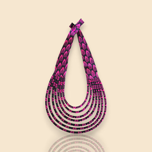 collier en tissu Élie, un collier ethnique chic en wax noir et fuchsia