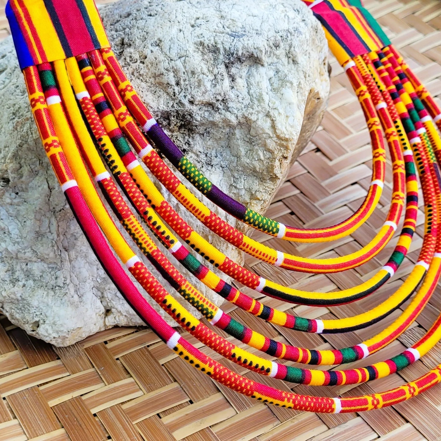 collier en tissu Fatou, un bijou africain traditionnel en wax orangé et bordeaux