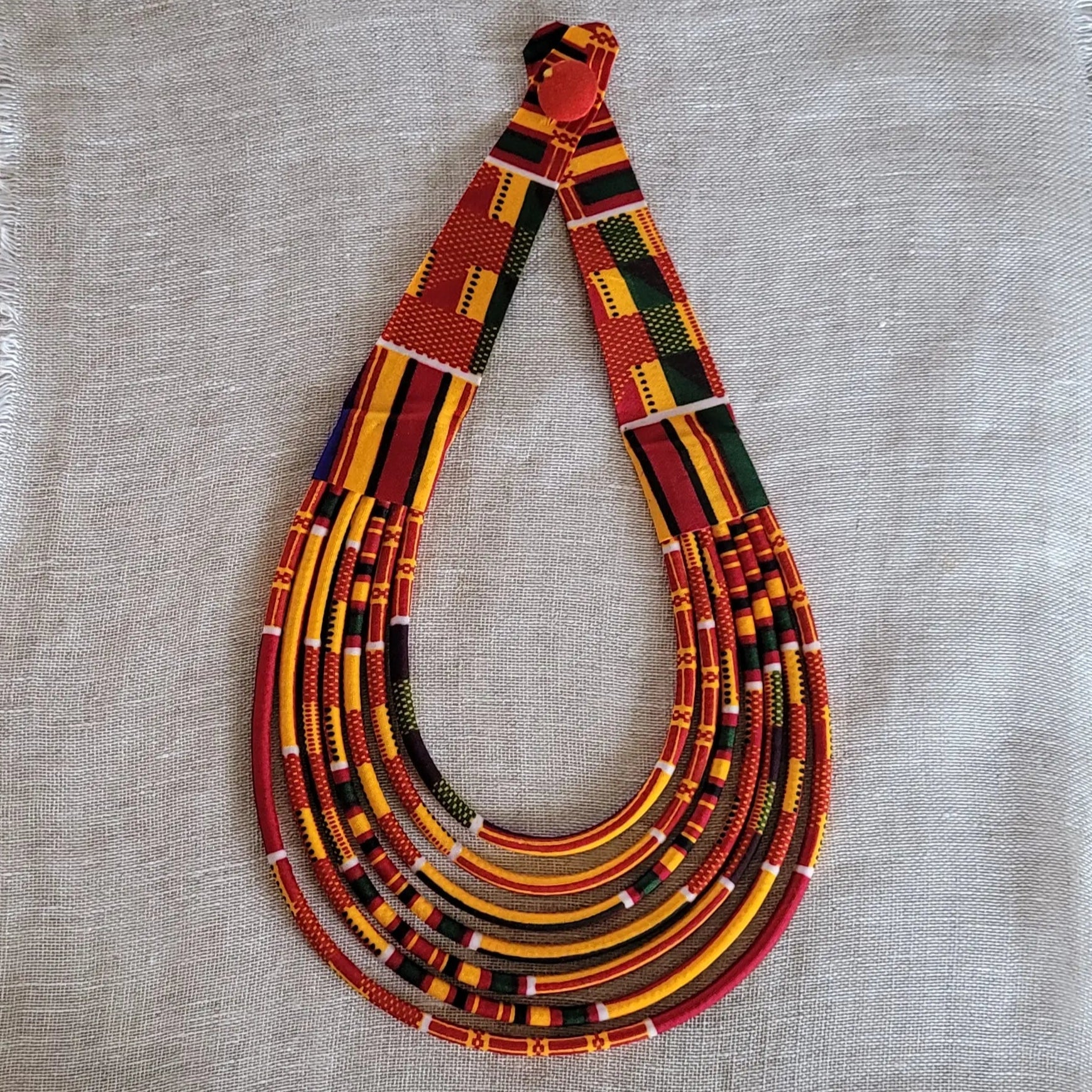 collier en tissu Fatou, un bijou africain traditionnel fait main à Dakar