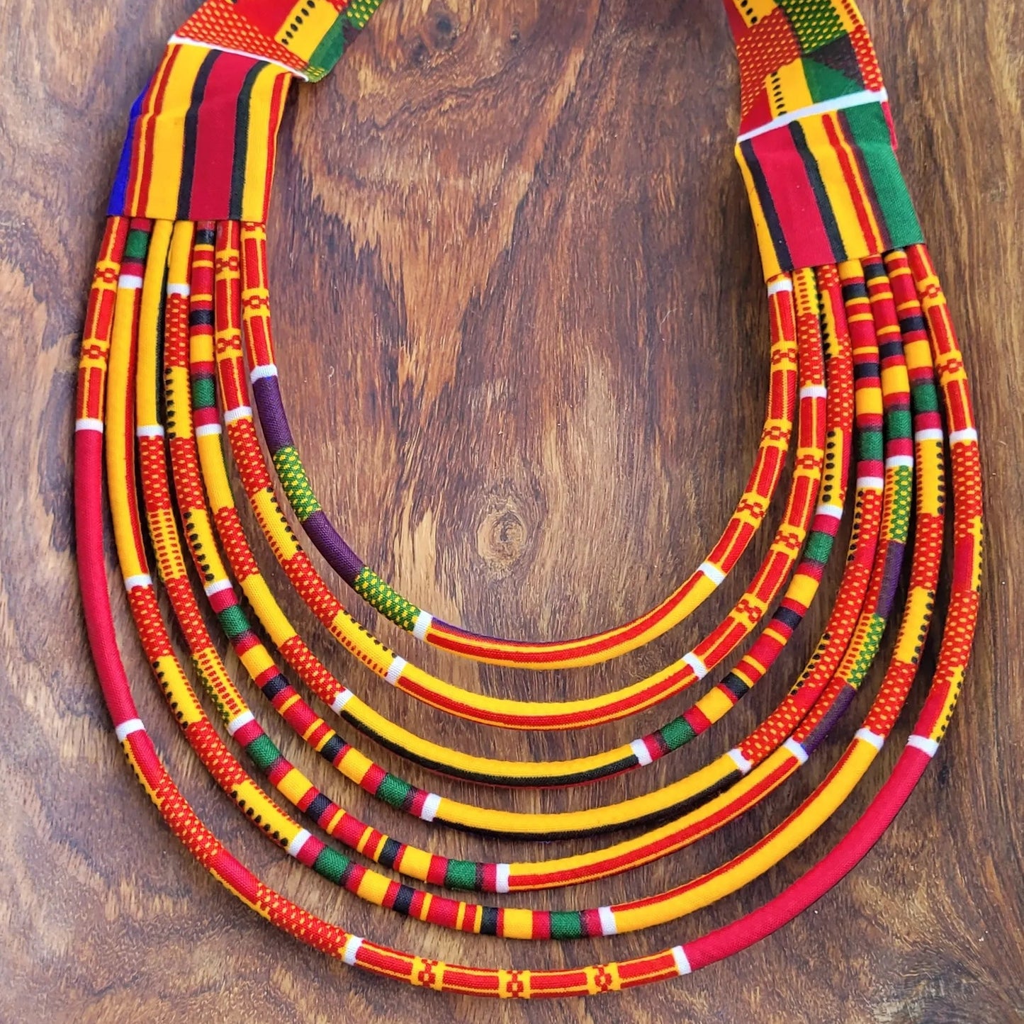 collier en tissu Fatou, un collier coloré en pagne orangé et bordeaux