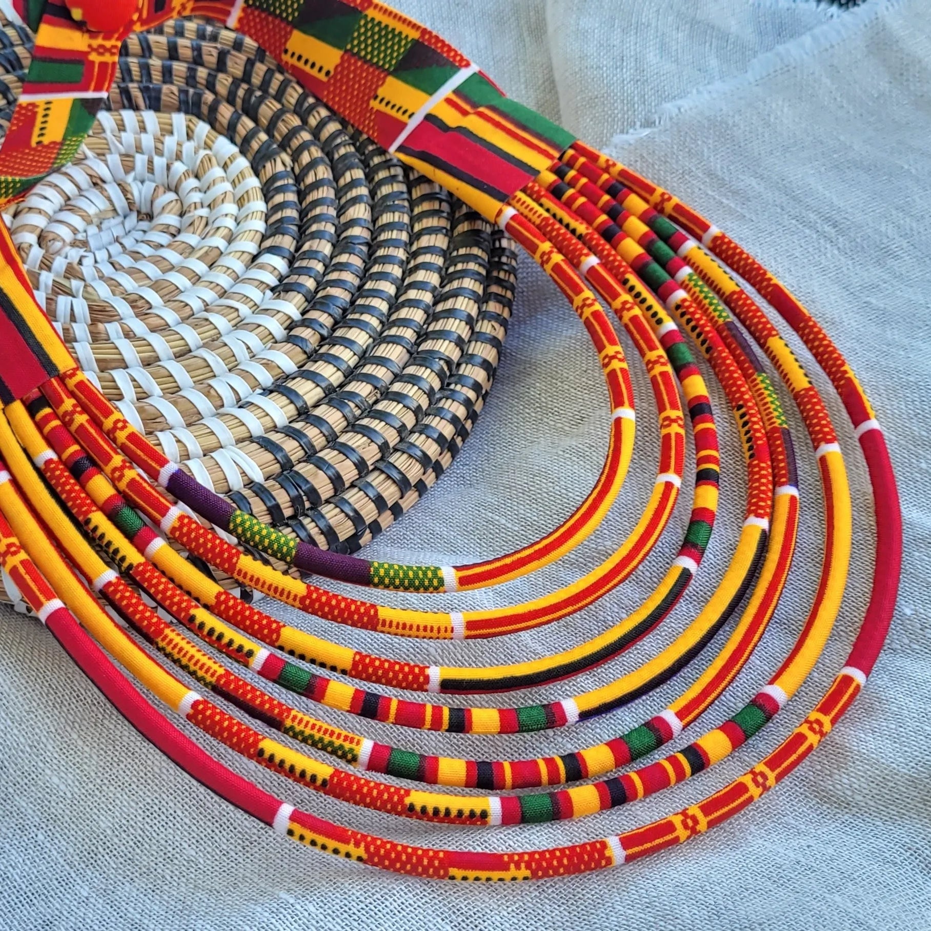 collier en tissu Fatou, un collier coloré fait main à Dakar
