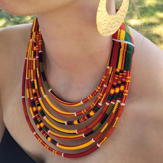 collier en tissu Fatou, un collier ethnique chic en pagne orangé et bordeaux