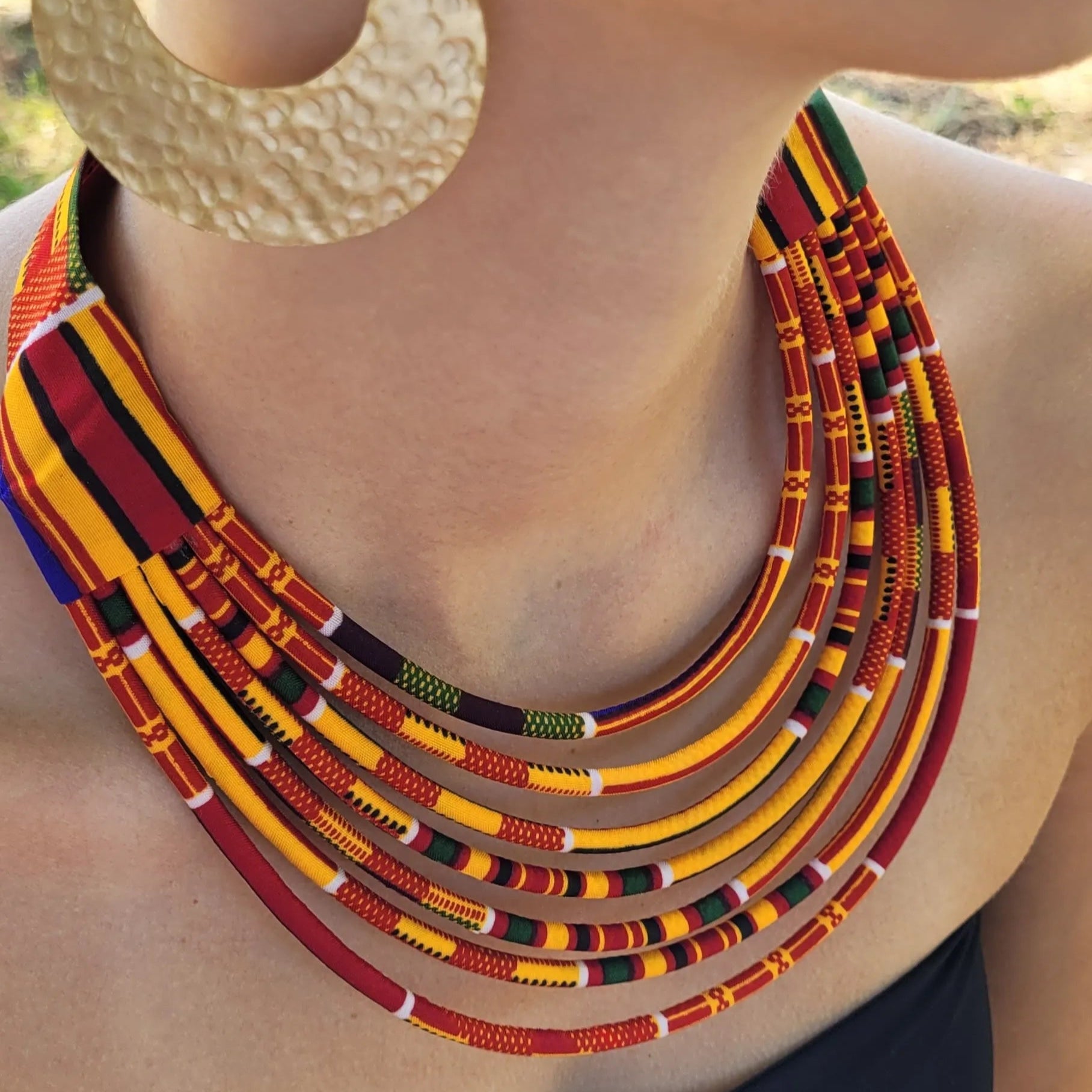 collier en tissu Fatou, un collier ethnique chic fait main à Dakar