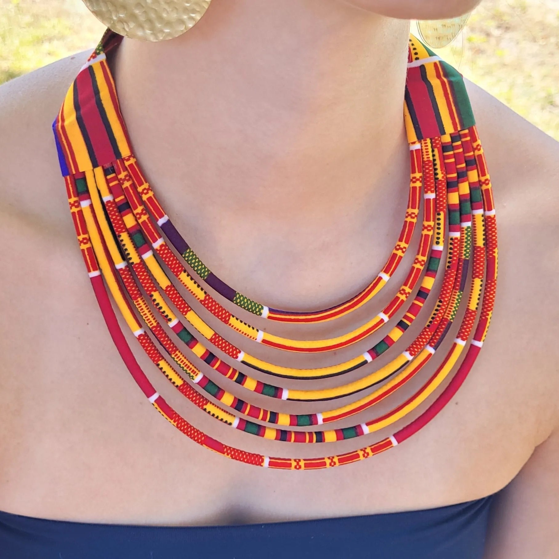 collier en tissu Fatou, un collier ethnique chic composé de sept rangs de cordons recouverts de tissu wax