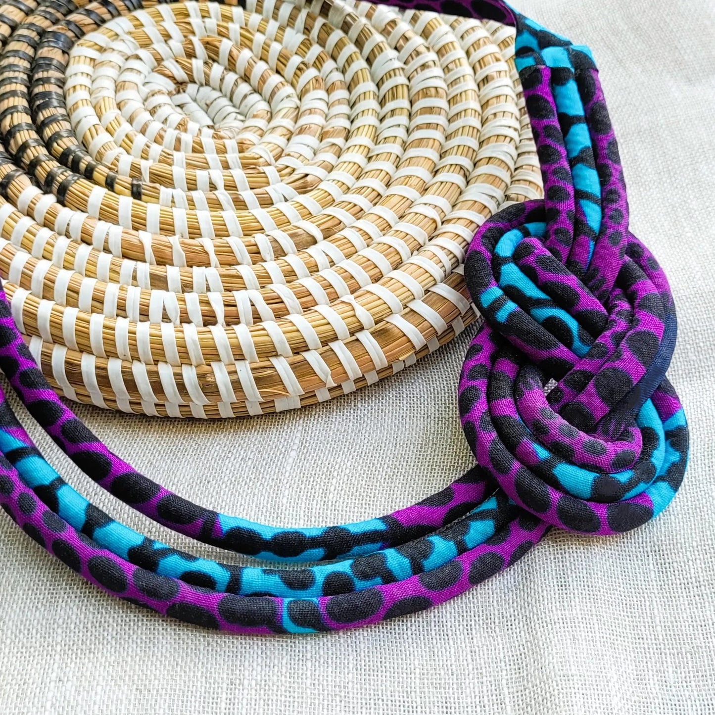 collier en tissu Fatoumata, un collier coloré fait artisanalement à Dakar